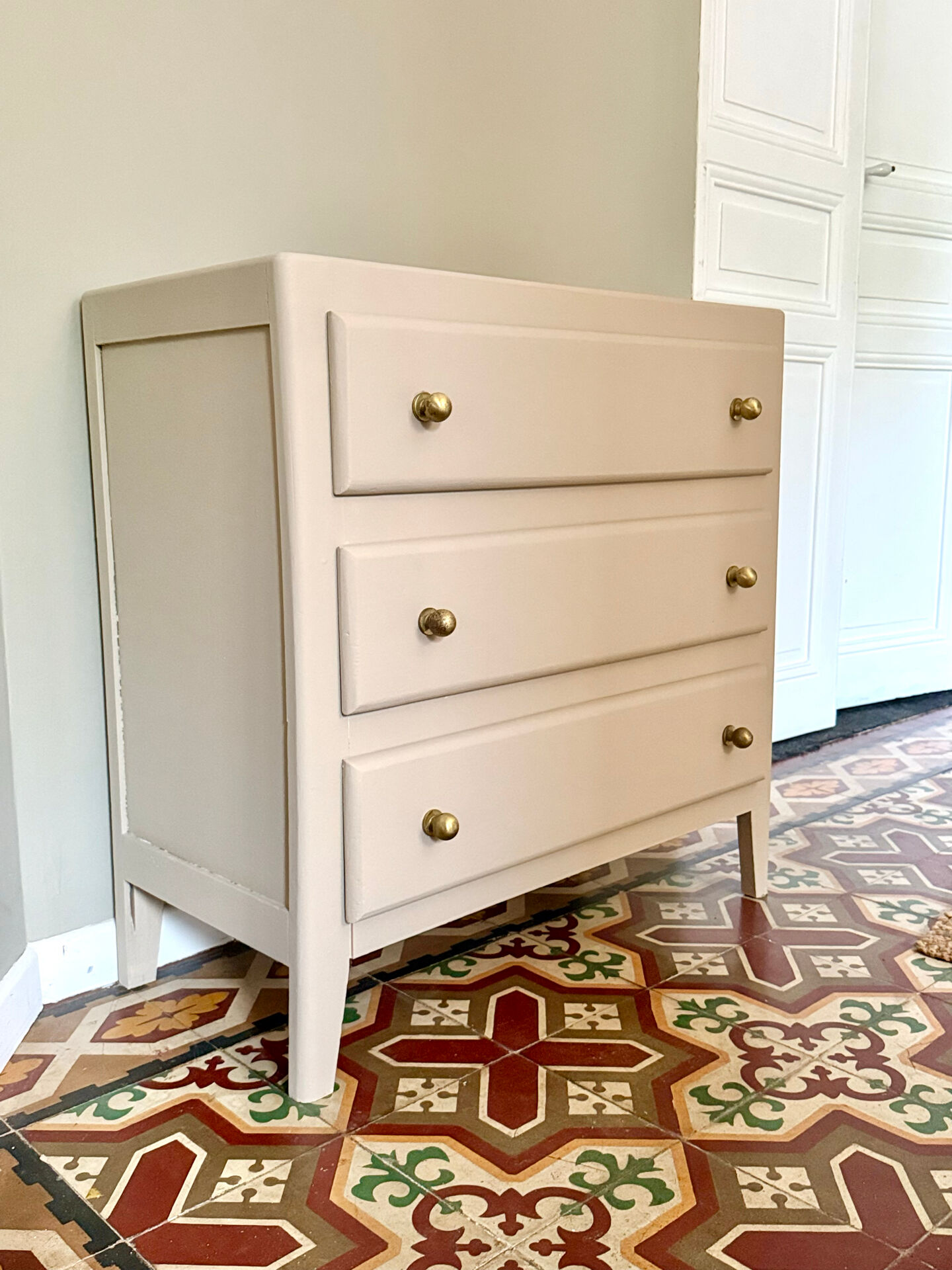 Antique chest of drawers