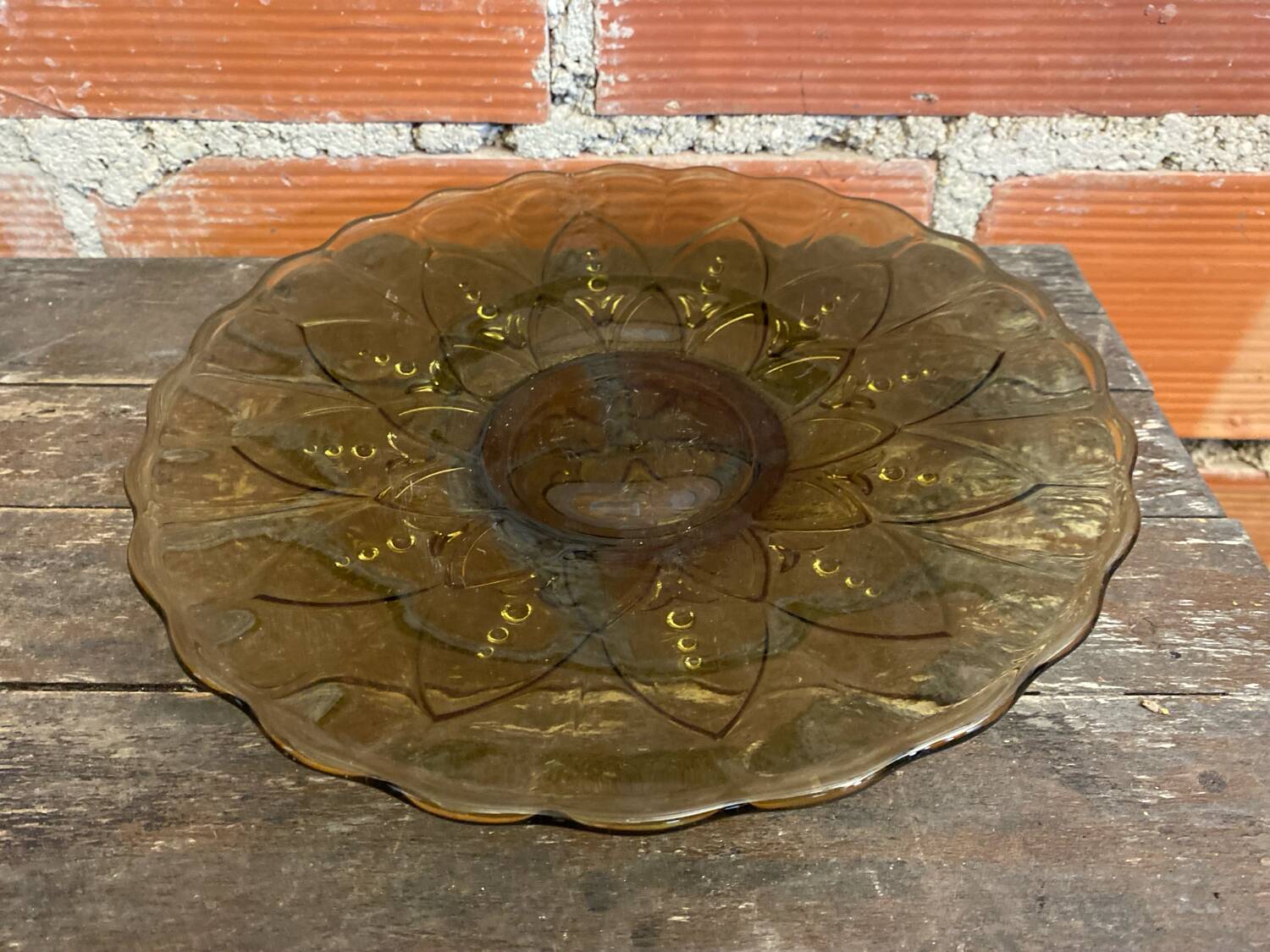 Coupe à fruits, plat ancien en verre moulé vert vintage