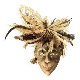 Masque tribal avec décoration de tête en plumes