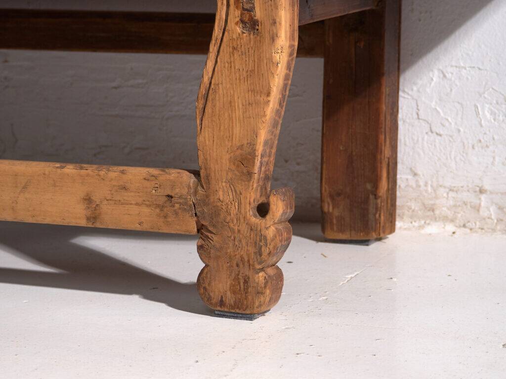 Table basse de grand format en cèdre à ceinture sculptée – Chine, vers 1920