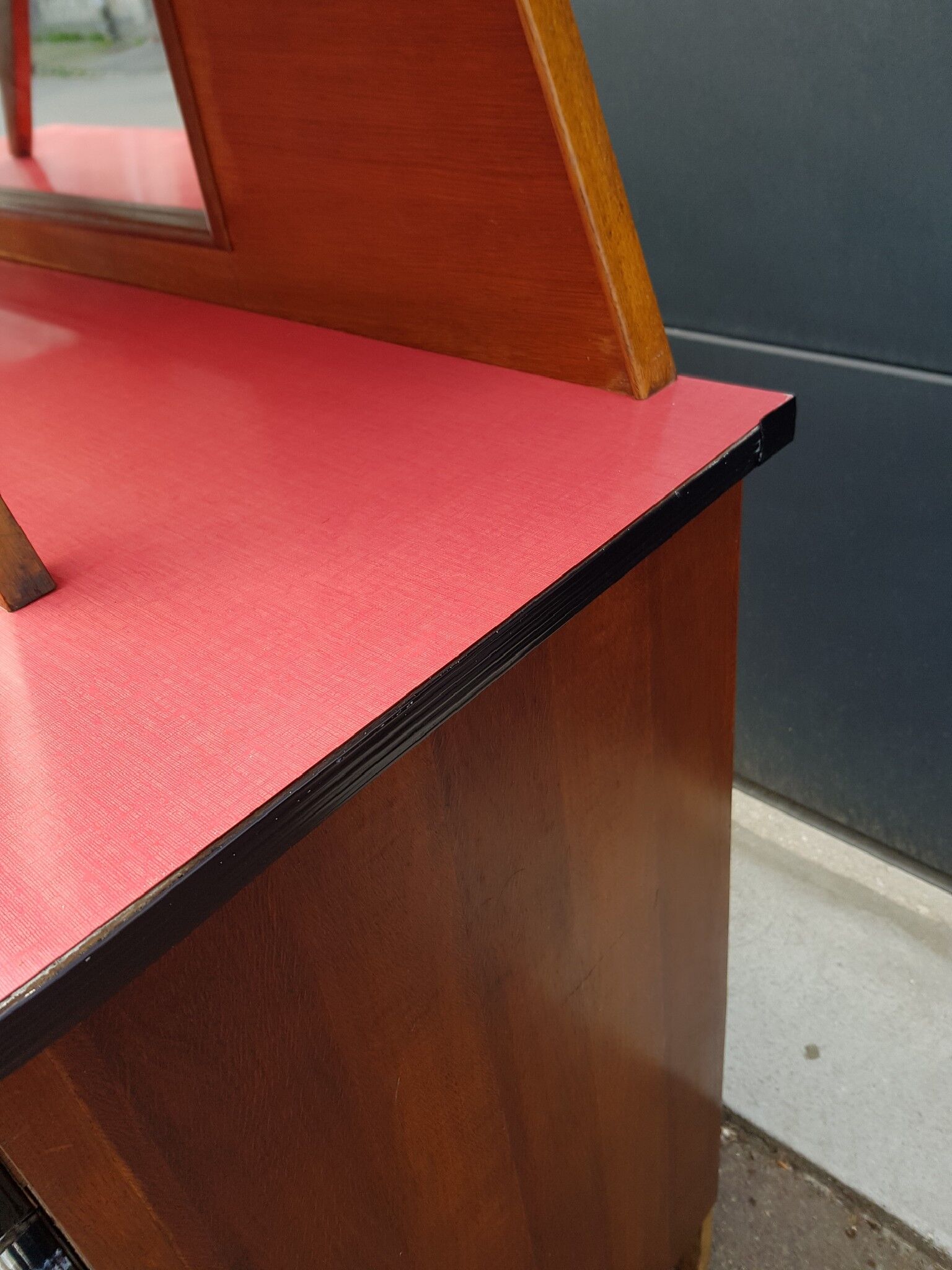 Buffet formica feet compass