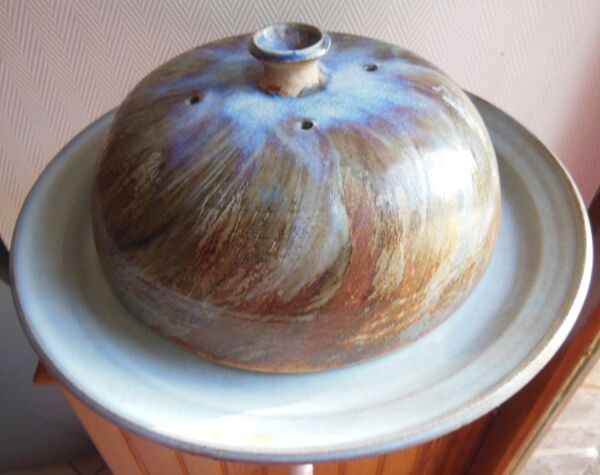 Plateau et cloche a fromage en grès vintage émaillé signature a identifier