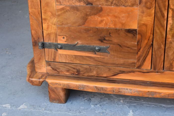 Argentier vitrine brutaliste forme libre en olivier