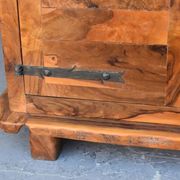 Argentier vitrine brutaliste forme libre en olivier