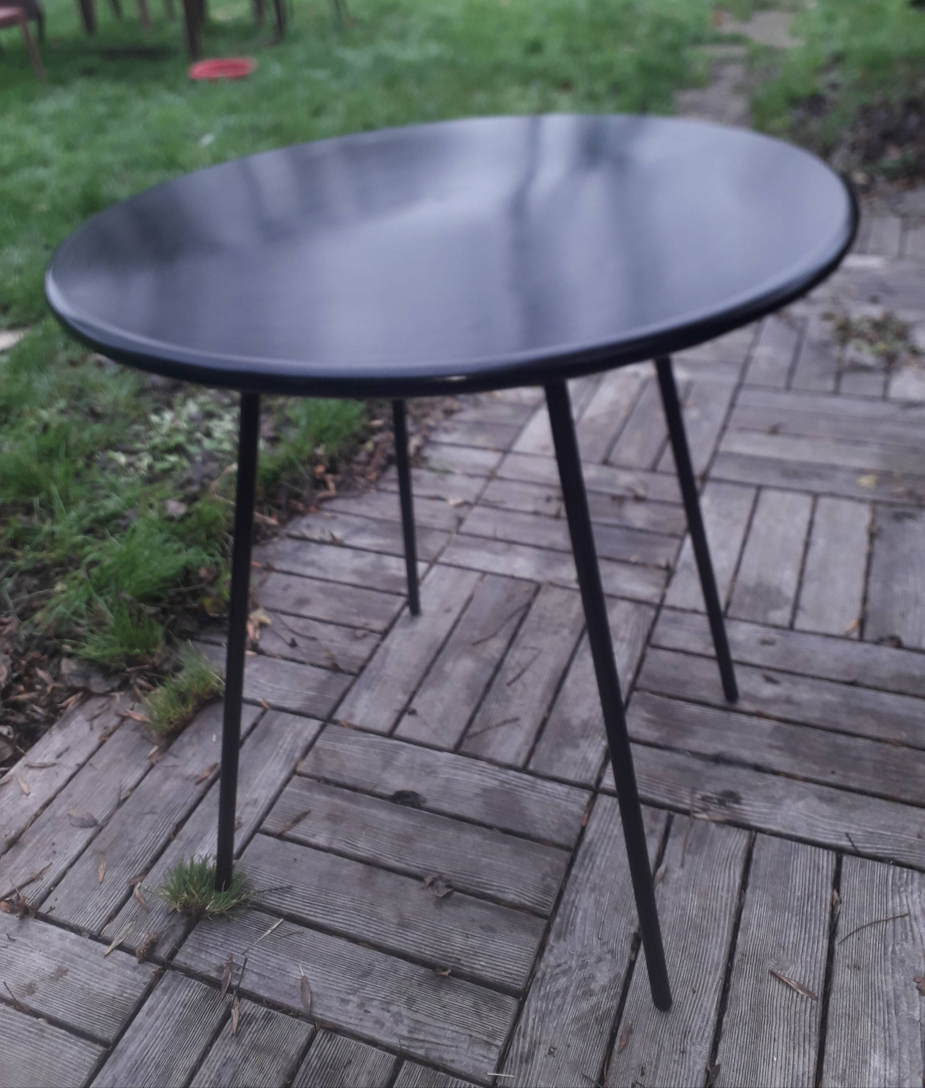 Black metal table compass feet