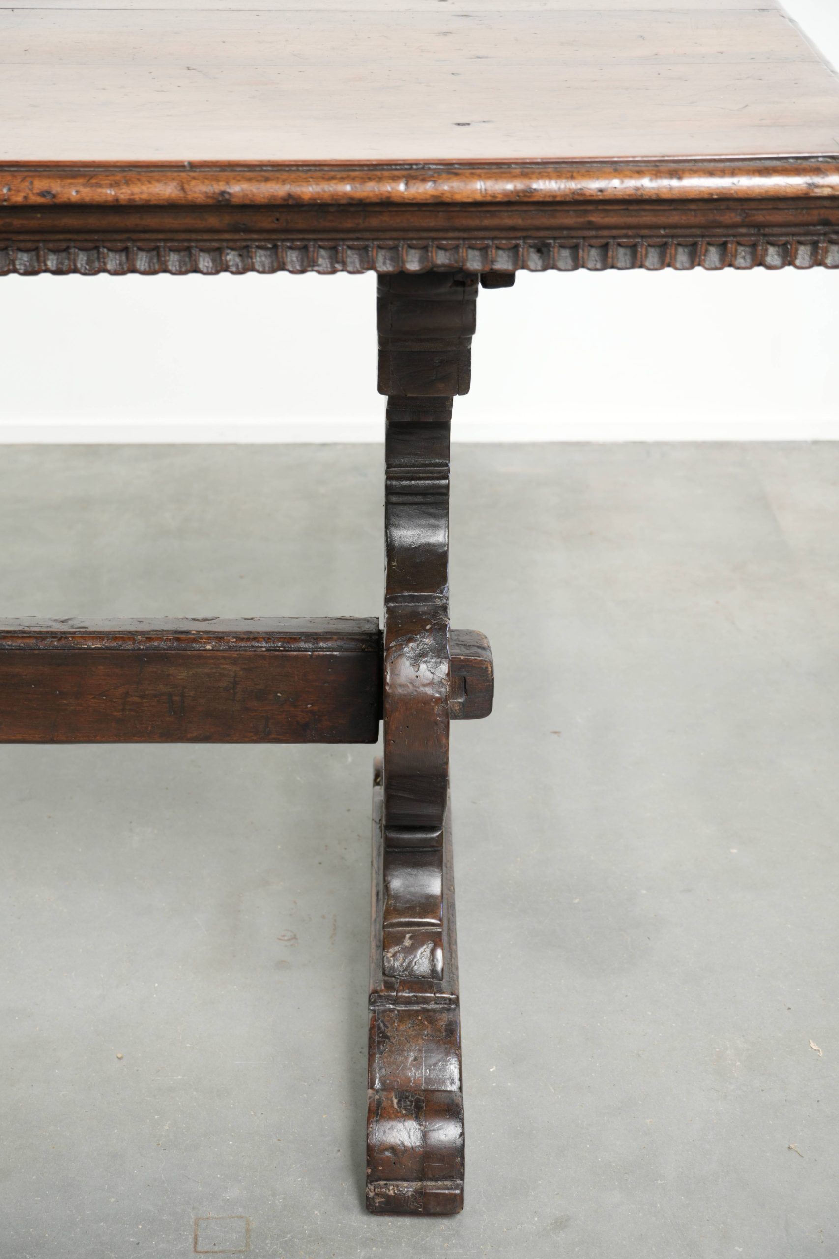 Authentic Italian dining table from the 16th century made of walnut