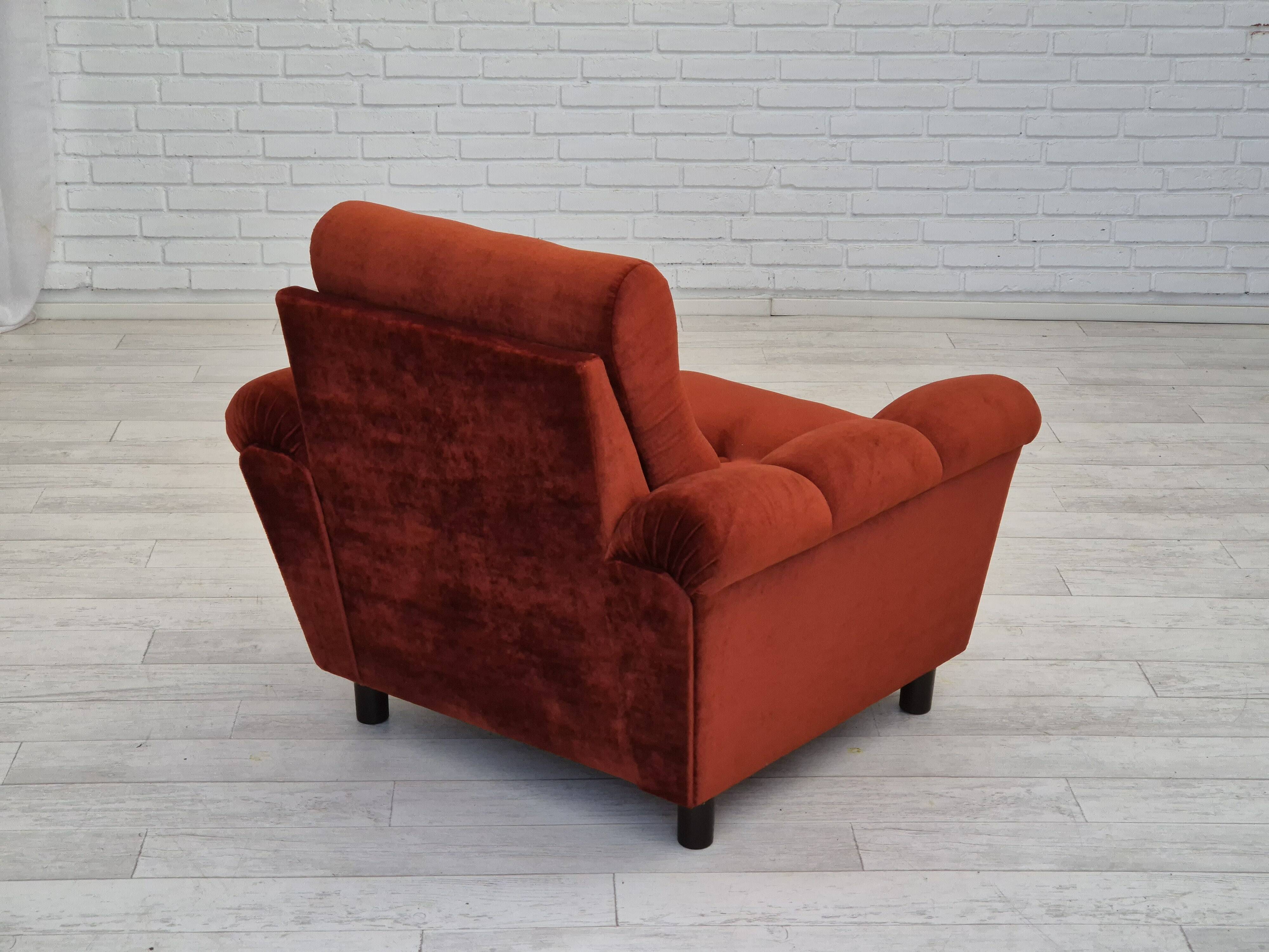 Années 1980, fauteuil relax danois meuble en velours marron/rouge.