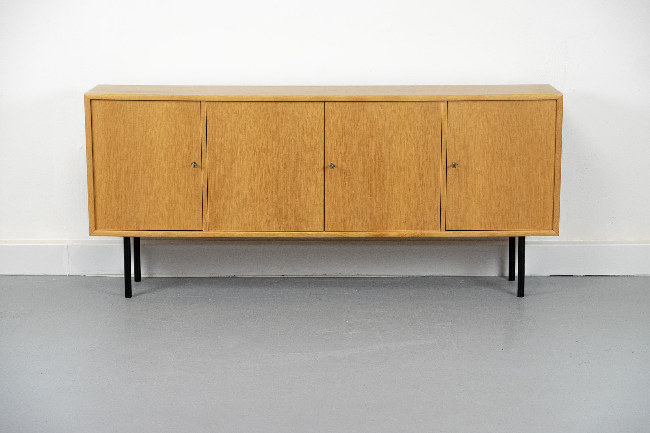 Enfilade en chêne clair du milieu du siècle de Wk Möbel années 1970