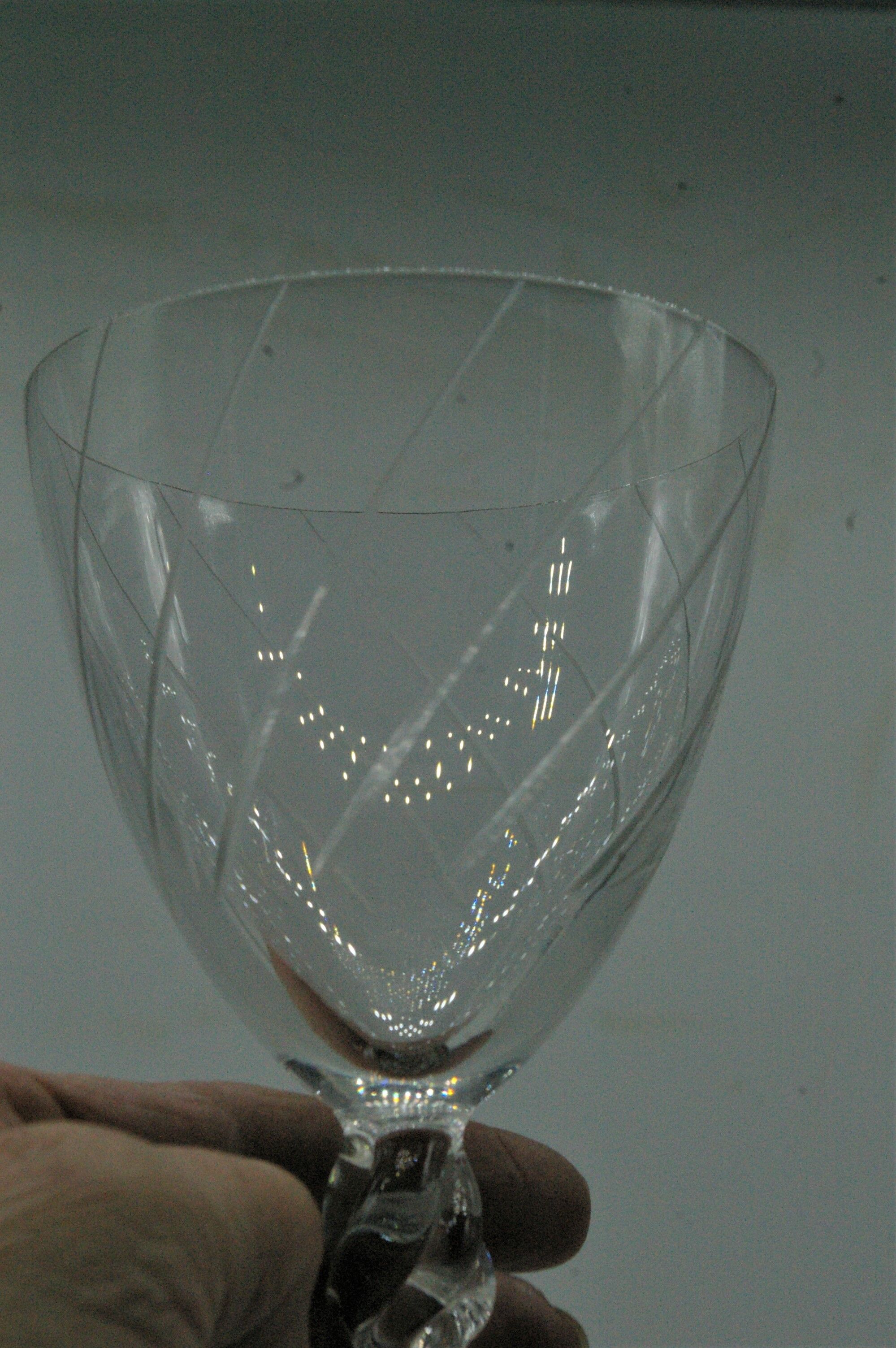 4 verres à vin  ou eau en cristal gravé