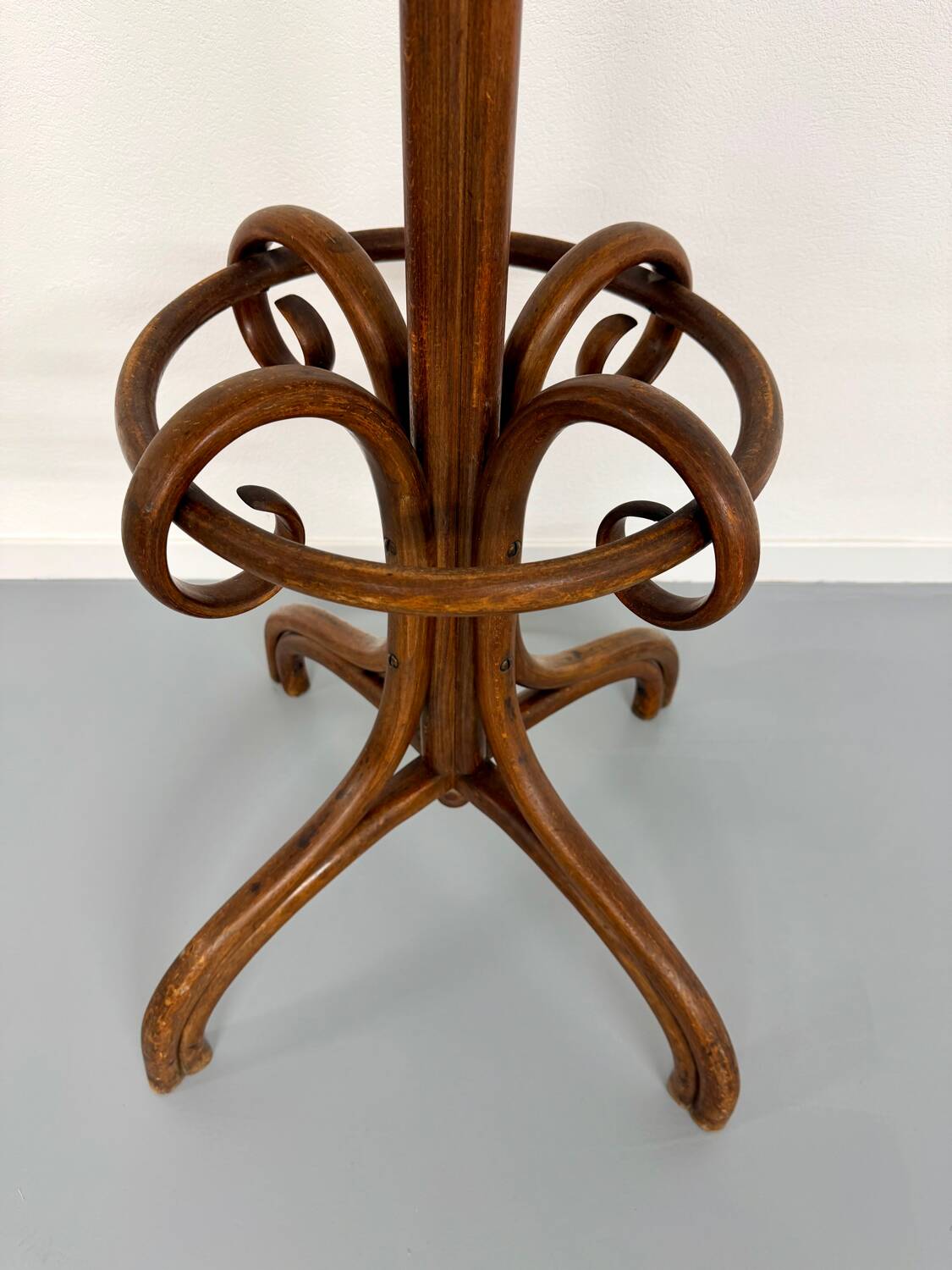 Curved wooden parrot coat rack 1940s thonet mod.10-401