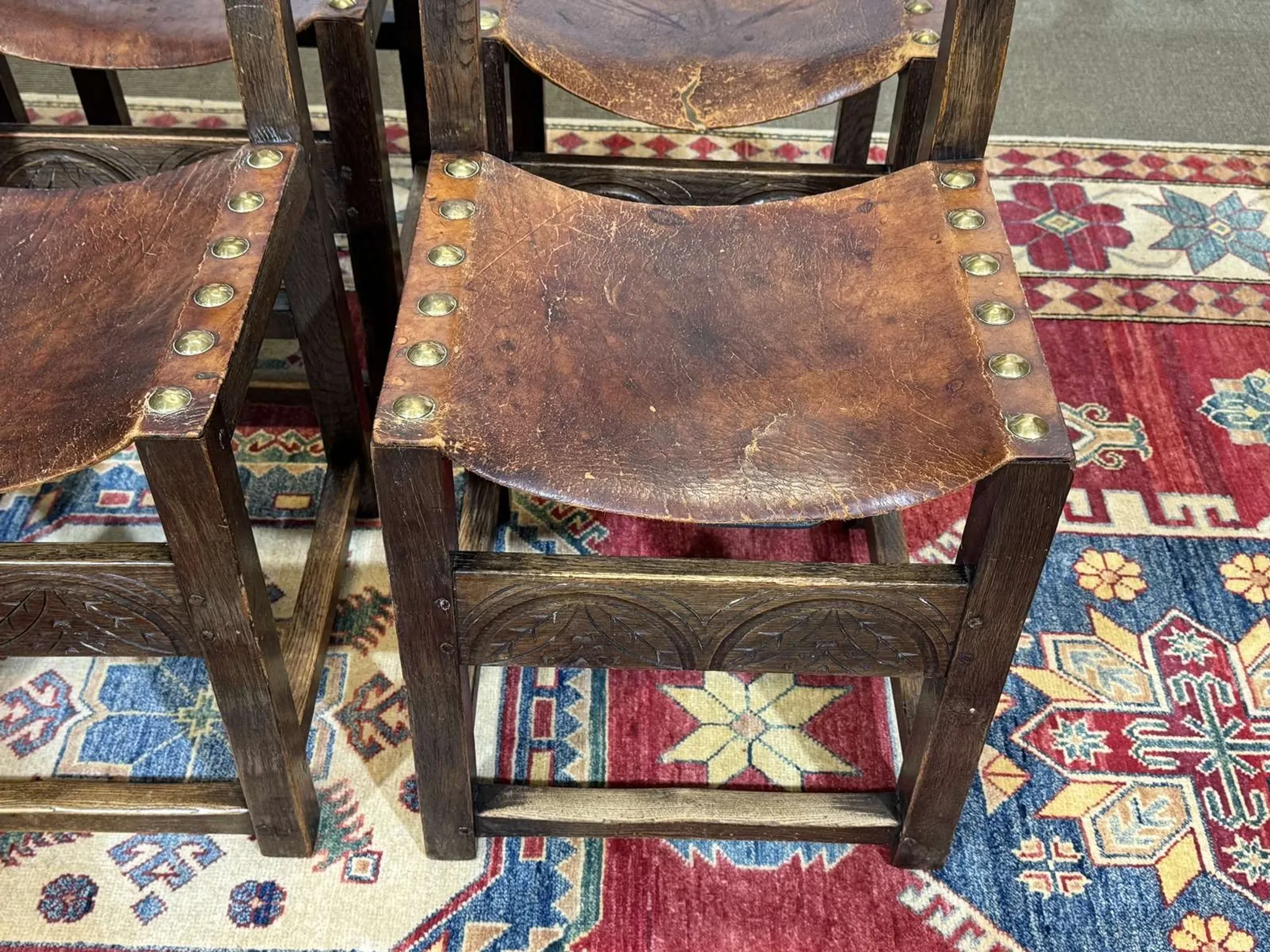 Set of 6 English chairs in oak and fine leather from the late 19th century.