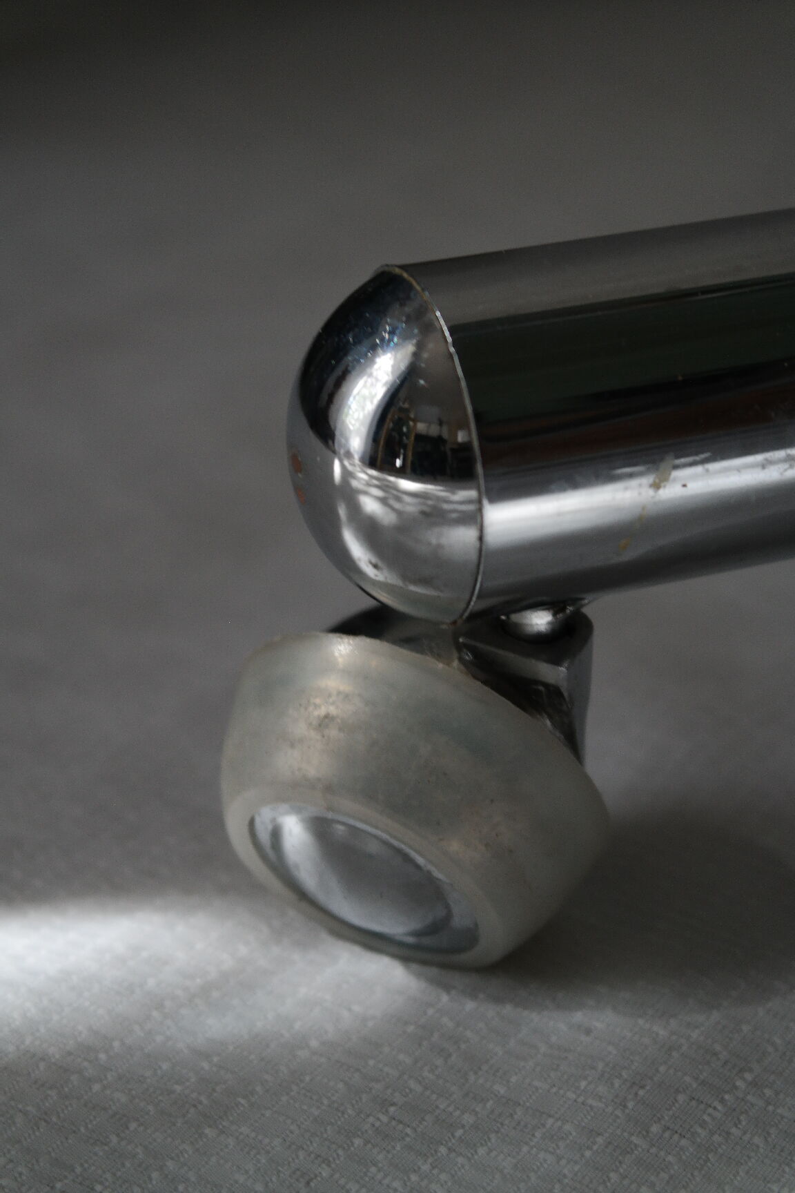 Table basse métal chromé et verre fumé Space Age