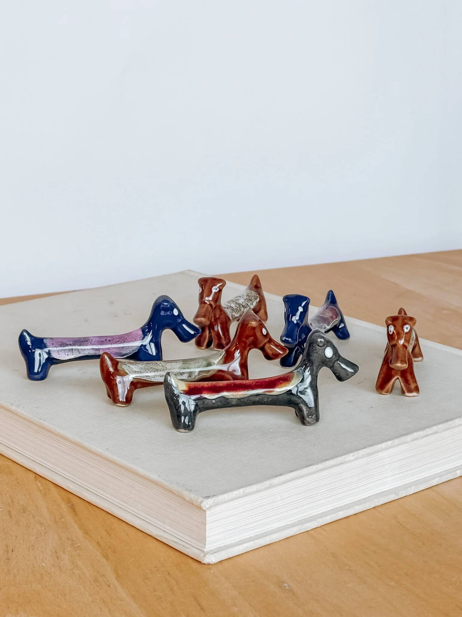 Lot de 6 repose-couteaux teckel en céramique émaillée