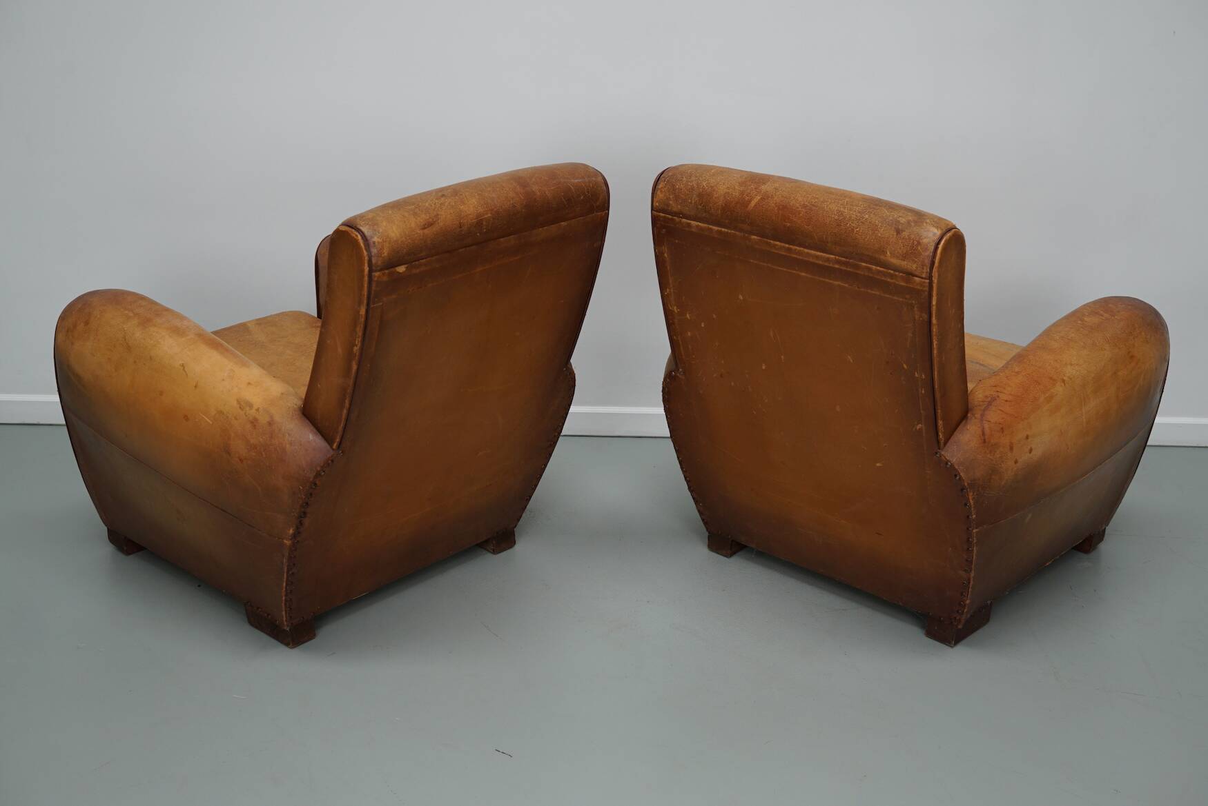 Paire de fauteuils club vintage en cuir cognac français, lot de 2