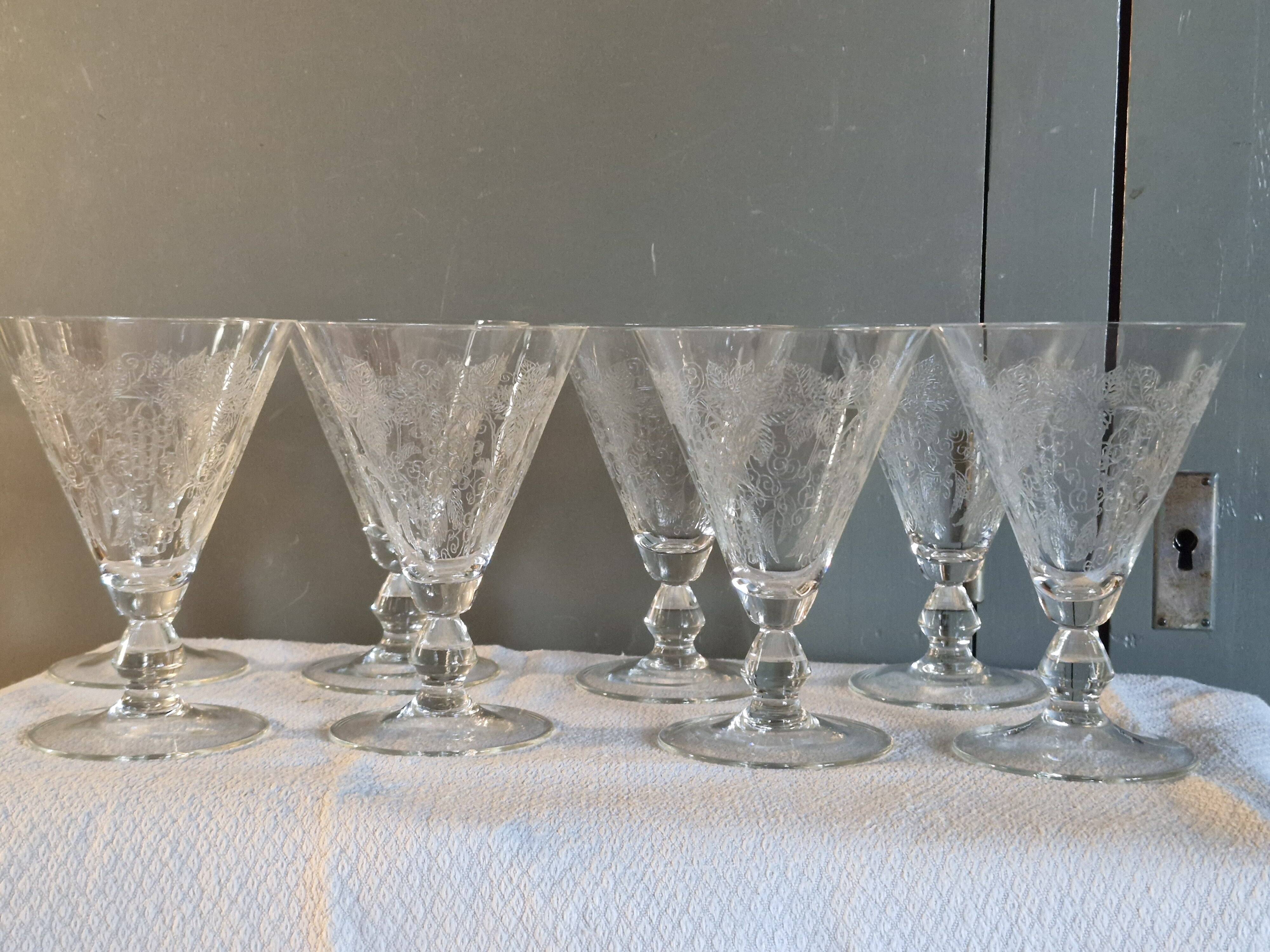 8 large Art Deco crystal glasses, grape clusters (+ 2 gifts)