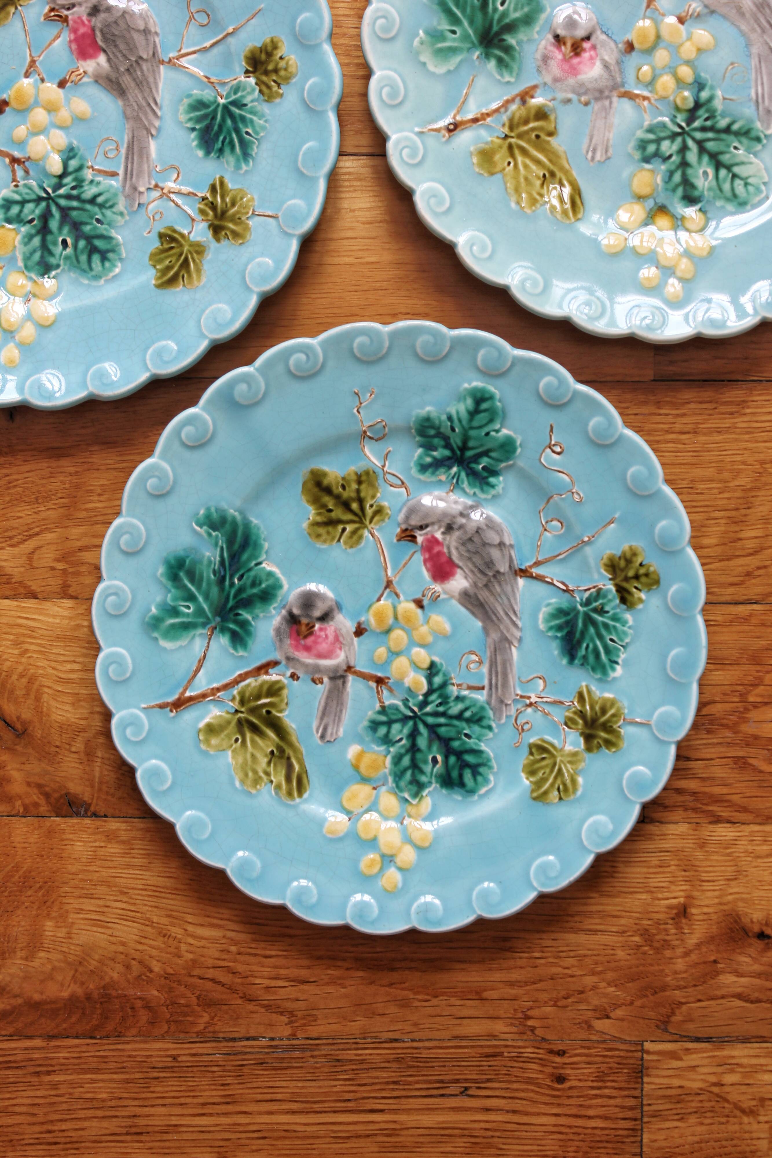 3 assiettes en barbotine bleues décor oiseaux Sarreguemines