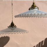 Paire de suspensions en opaline dentellées