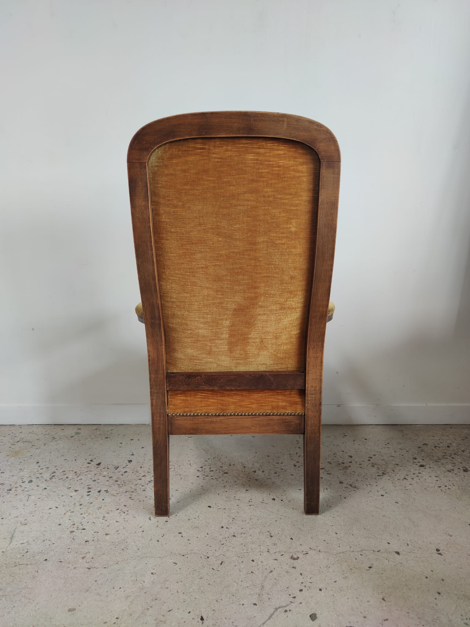Fauteuil Voltaire garniture de velours jaune