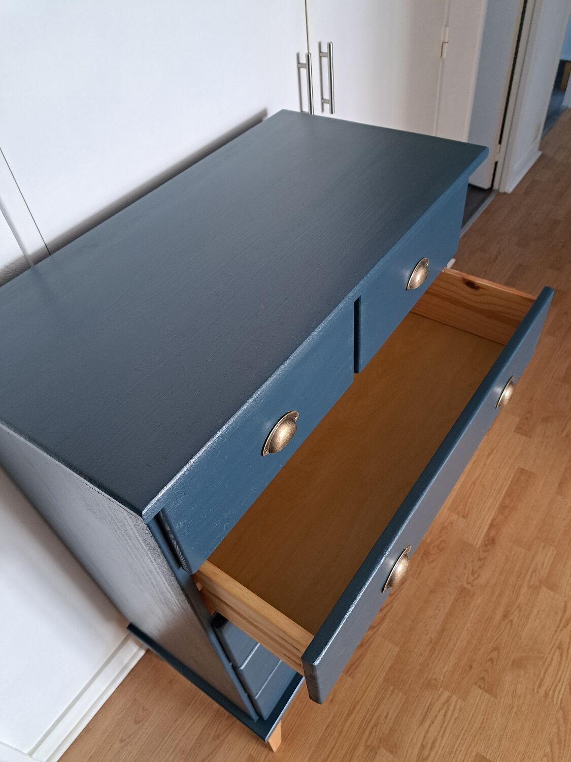 Rød Sødgren chest of drawers blue glove 4