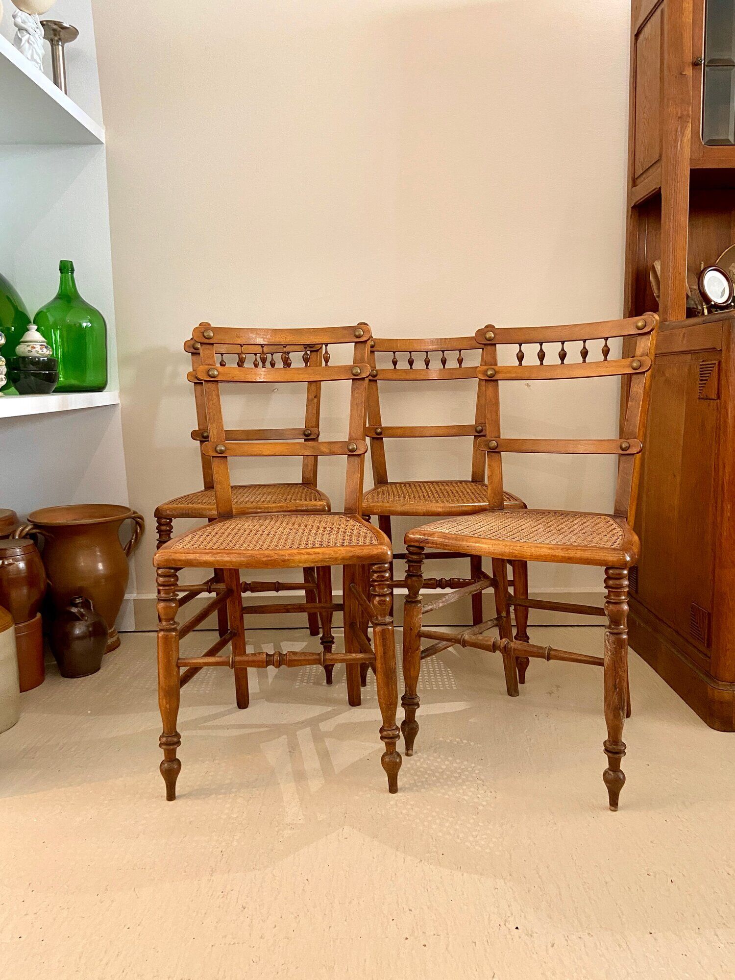 4 chaises en bois et cannage