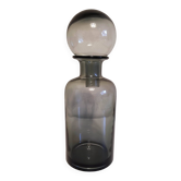 carafe en verre gris avec bouchon