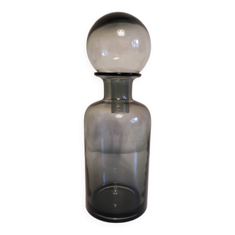 carafe en verre gris avec bouchon