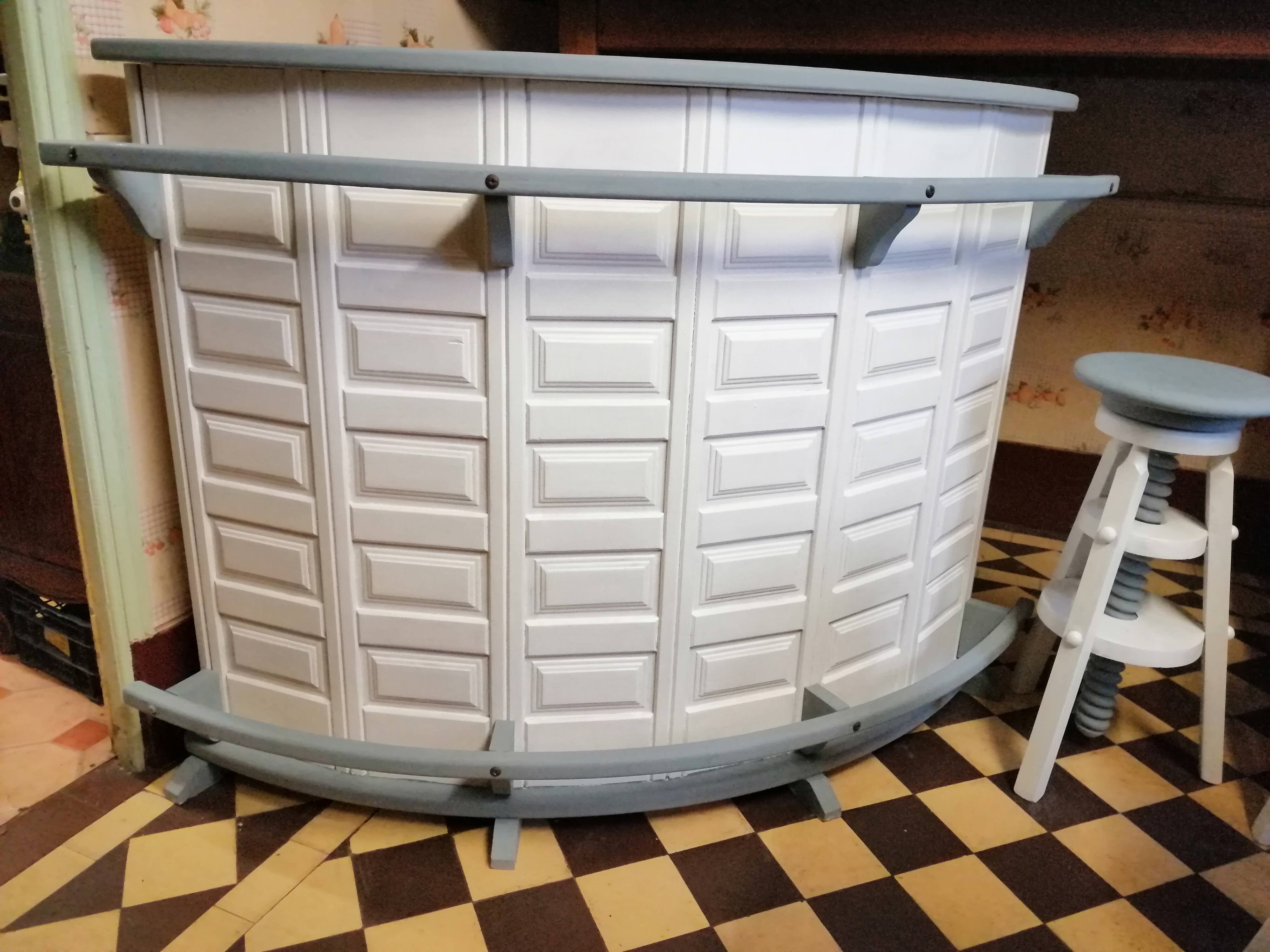 Bar with 4 stools to screw