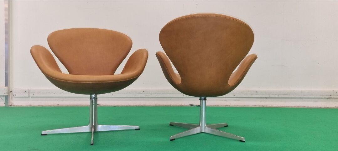 Pair Arne Jacobsen Swan chair Fritz Hansen