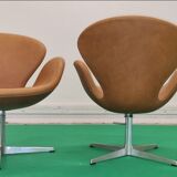 Pair Arne Jacobsen Swan chair Fritz Hansen
