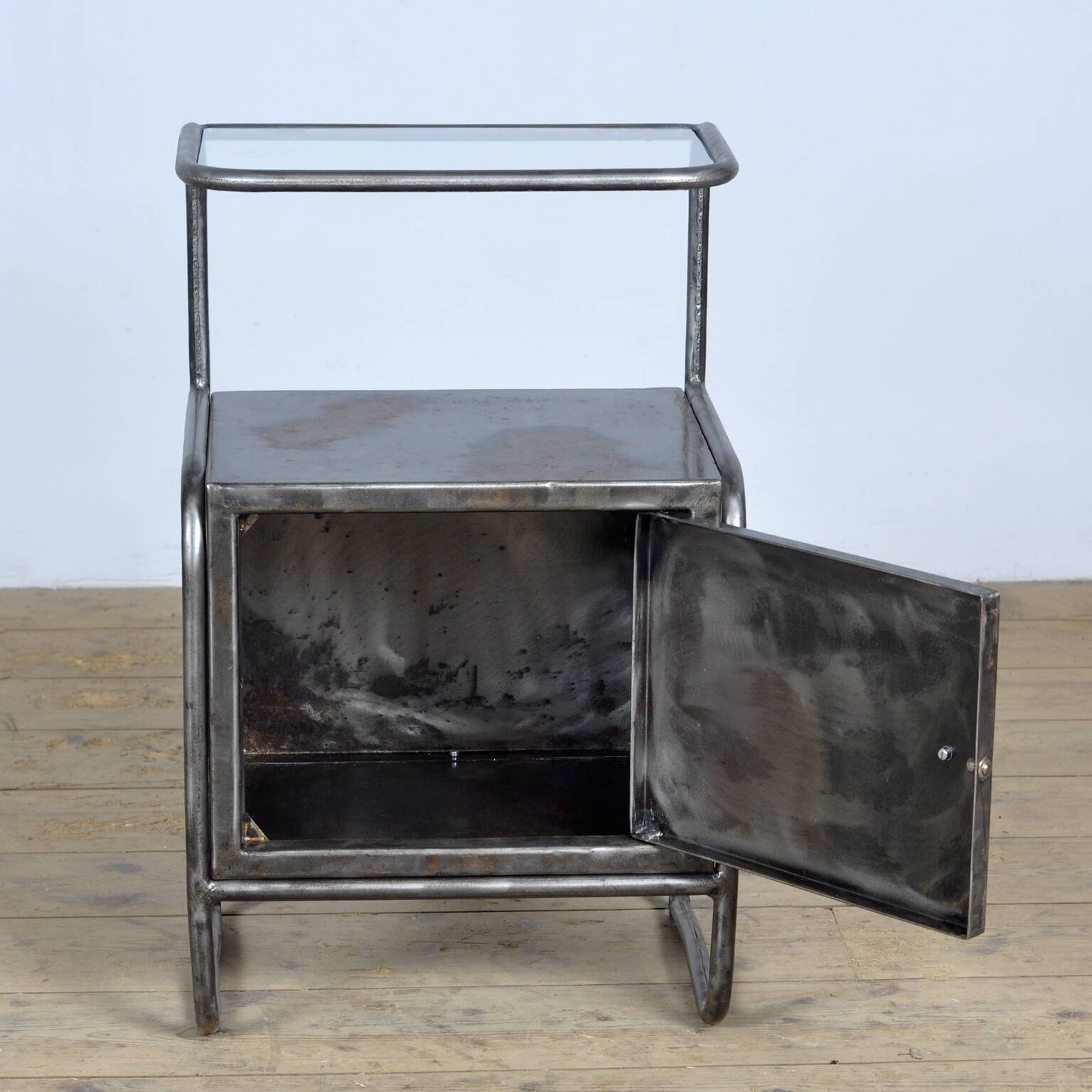 Ensemble de tables de chevet en fer, vers 1950