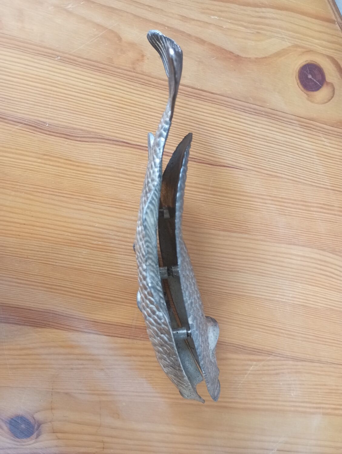 Poisson porte-serviette en métal argenté
