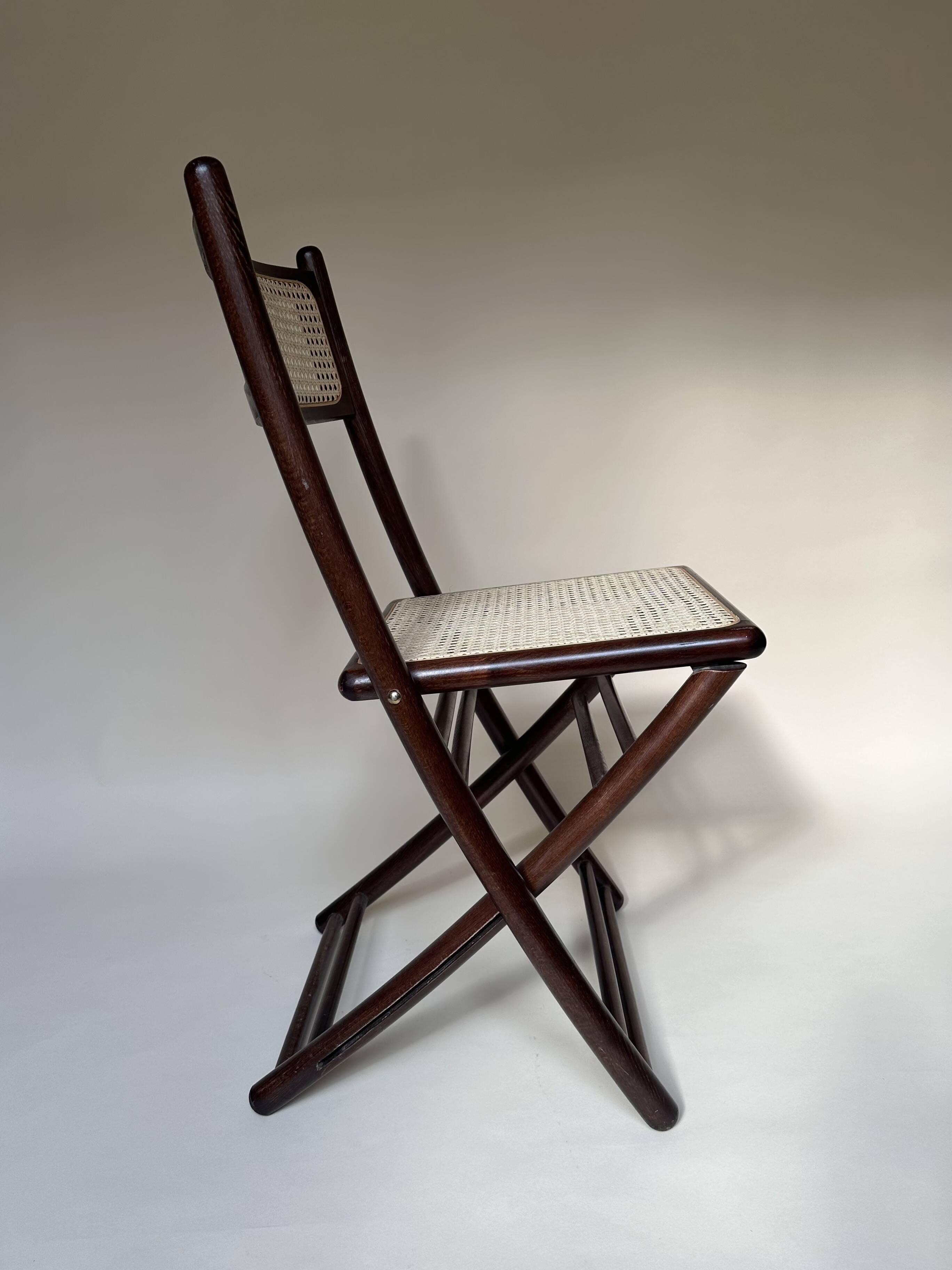 Set de quatre chaises pliantes en bois et cannage