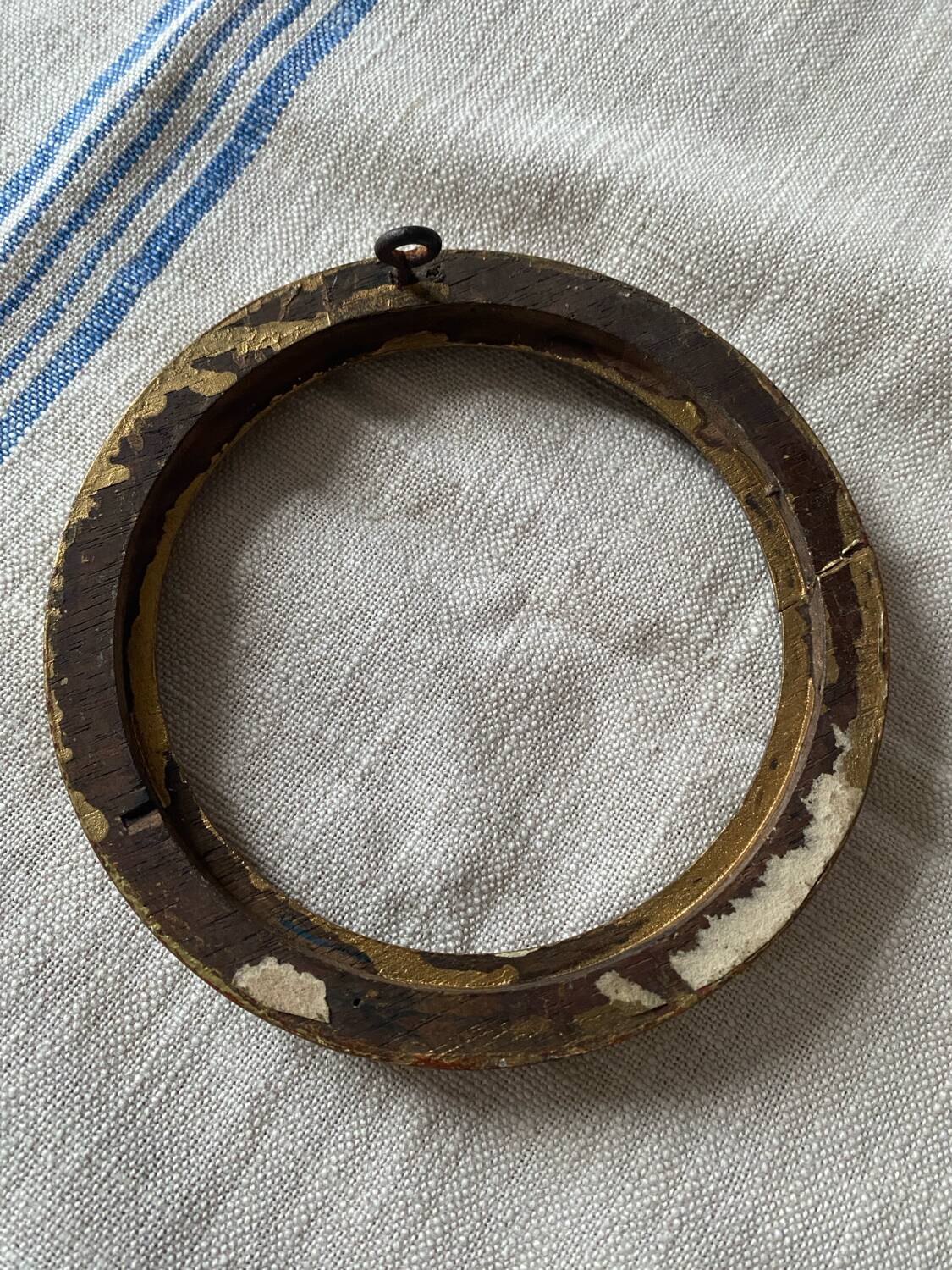 Small round frame in old gilded wood