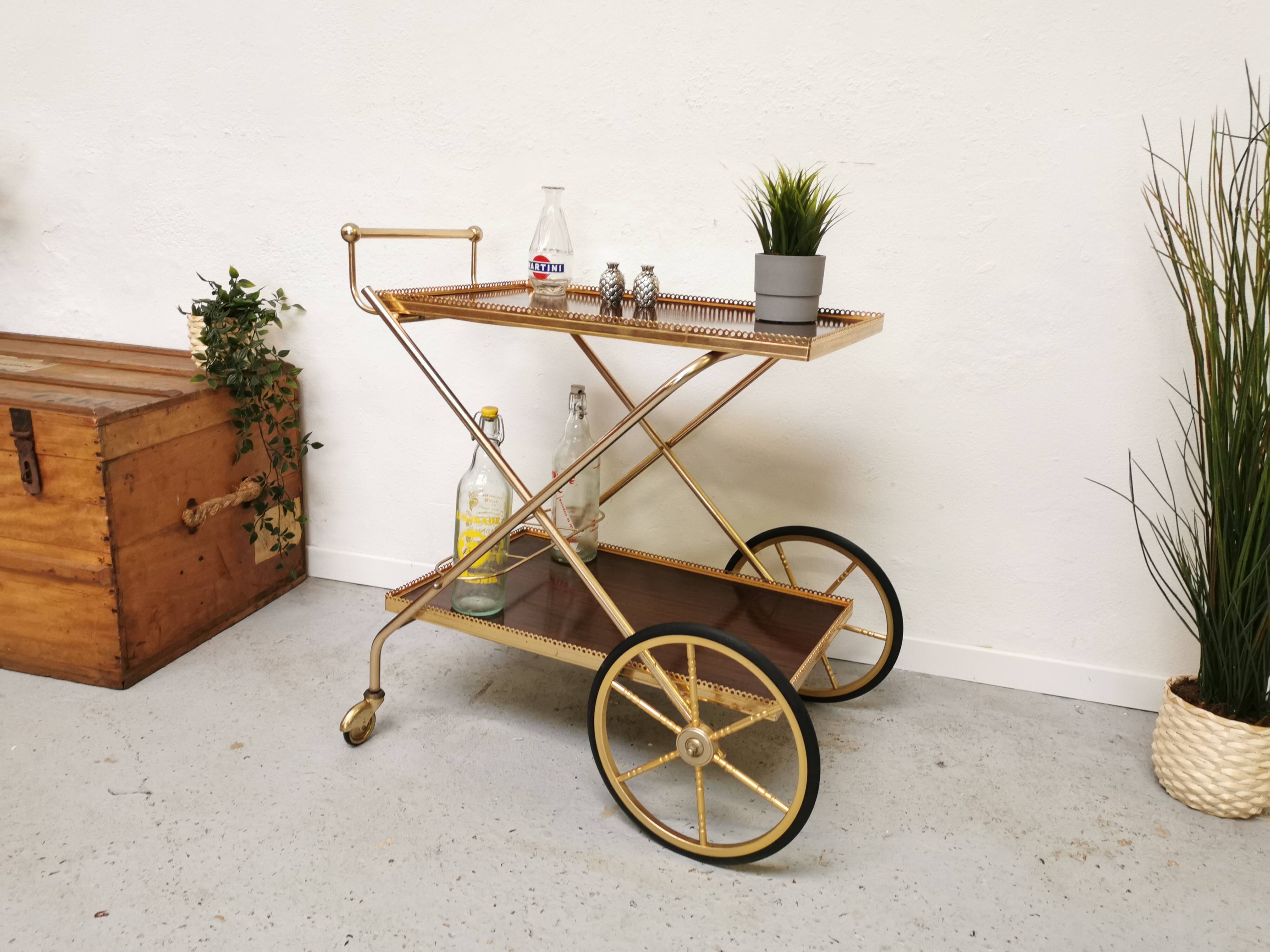 Vintage bar maid service