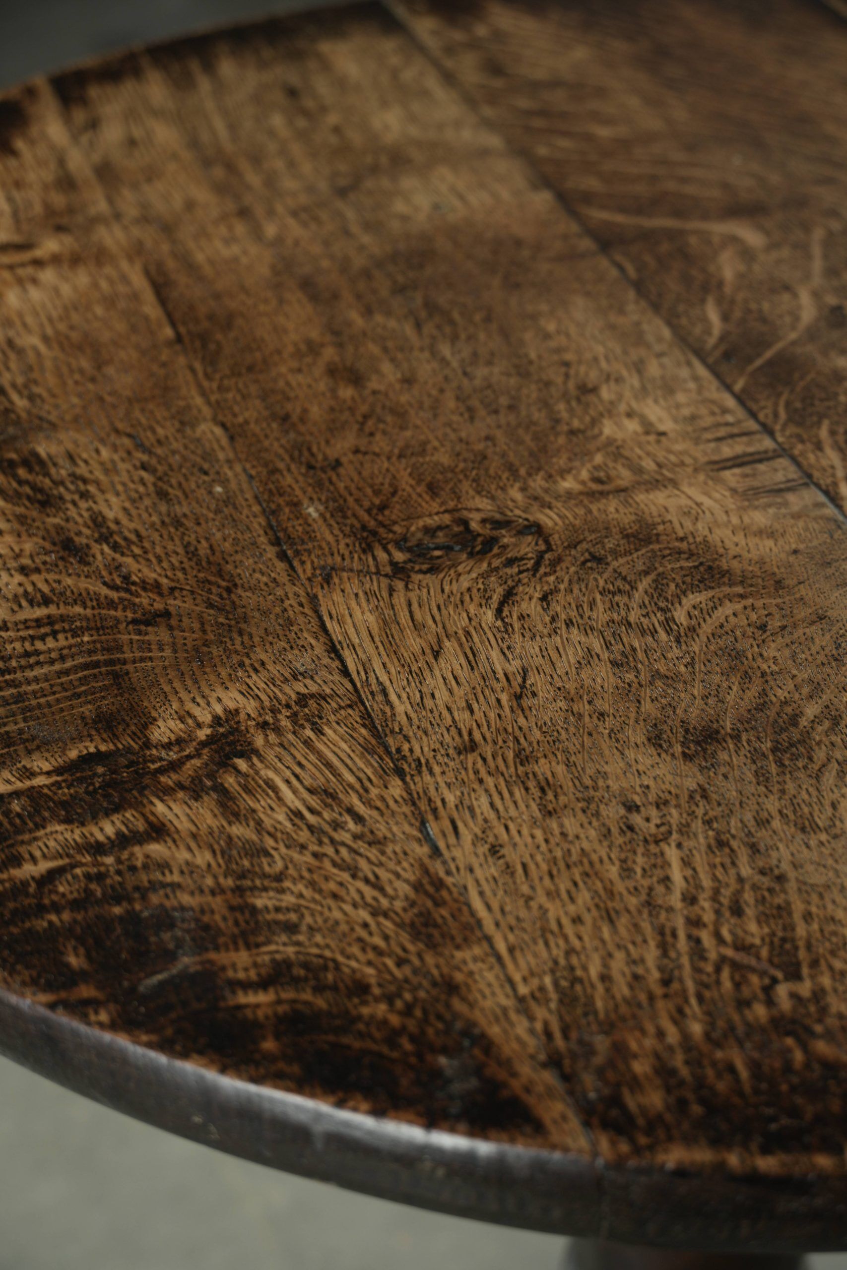 Characterful 18th century English oak sidetable with a beautiful appearance