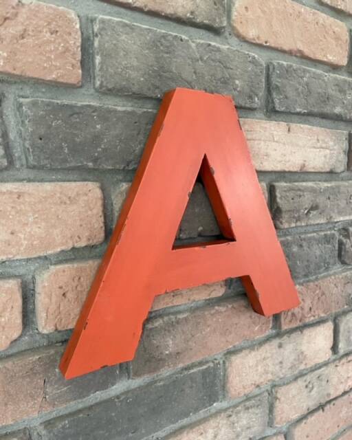 lettre "A" d'enseigne vintage en métal