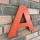 lettre "A" d'enseigne vintage en métal