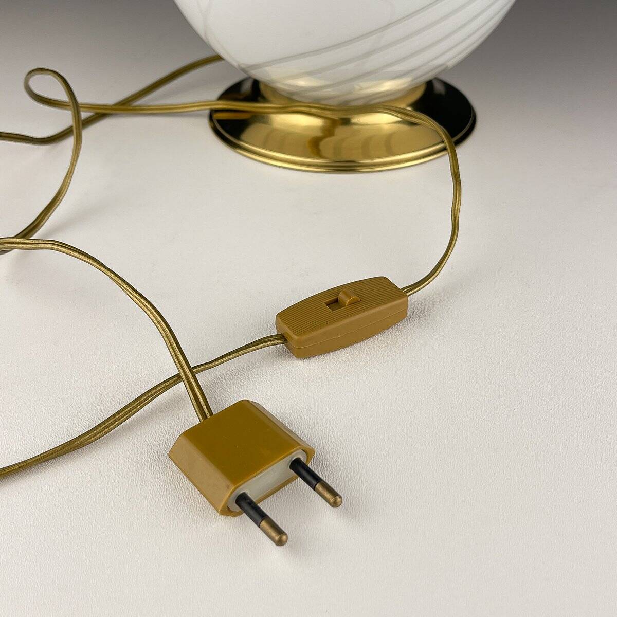 Vintage table lamp in white Murano glass, Italy, 1970s.
