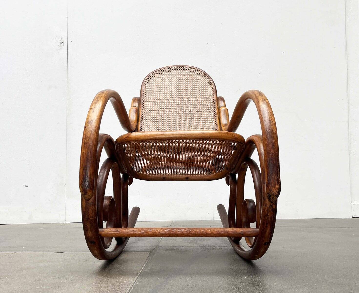 Curved wooden rocking chair Art Nouveau Jugendstil by Fischel, Austria, 1910s