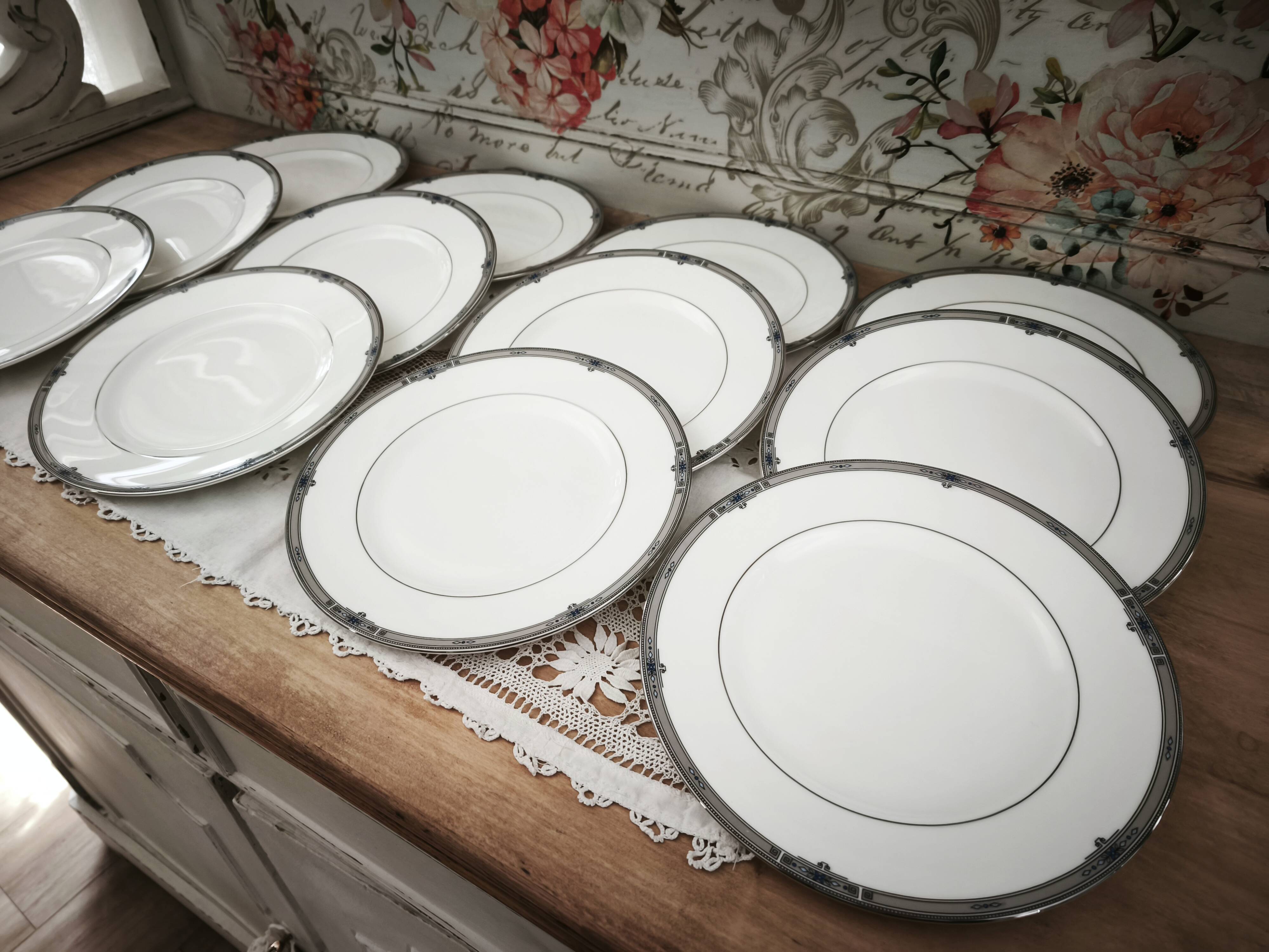 Set of 12 Wedgwood Amherst model porcelain starter/lunch plates.