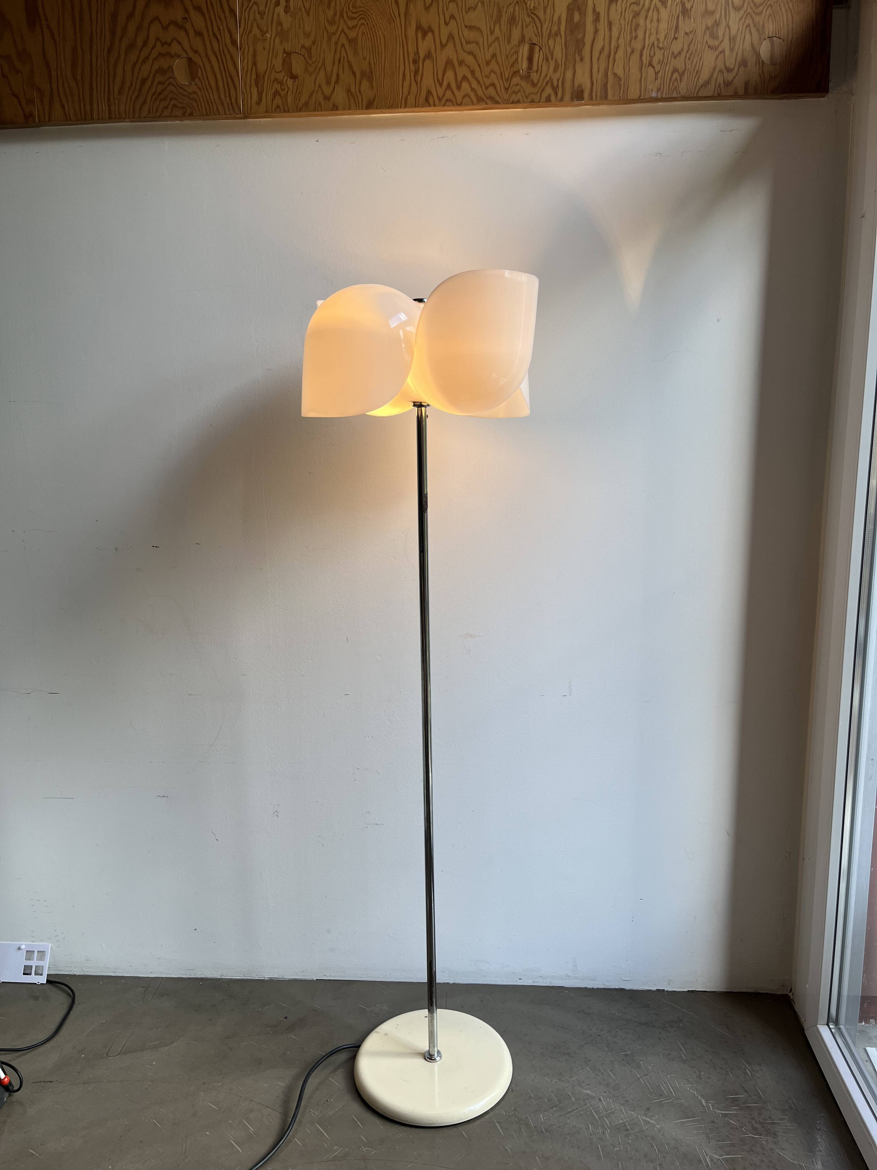Dafne Floor Lamp in Plexiglass, Olaf von Bohr for Artemide, 1972, Italy