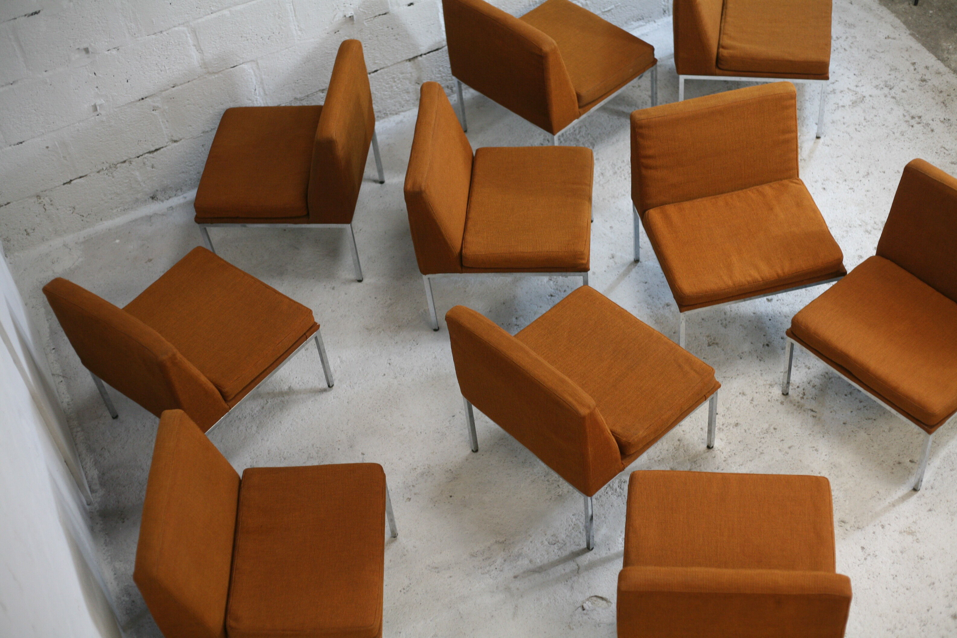 Ensemble de 10 chauffeuses de Louis Baillon, édition Planforms formant canapé modulable, circa 1950
