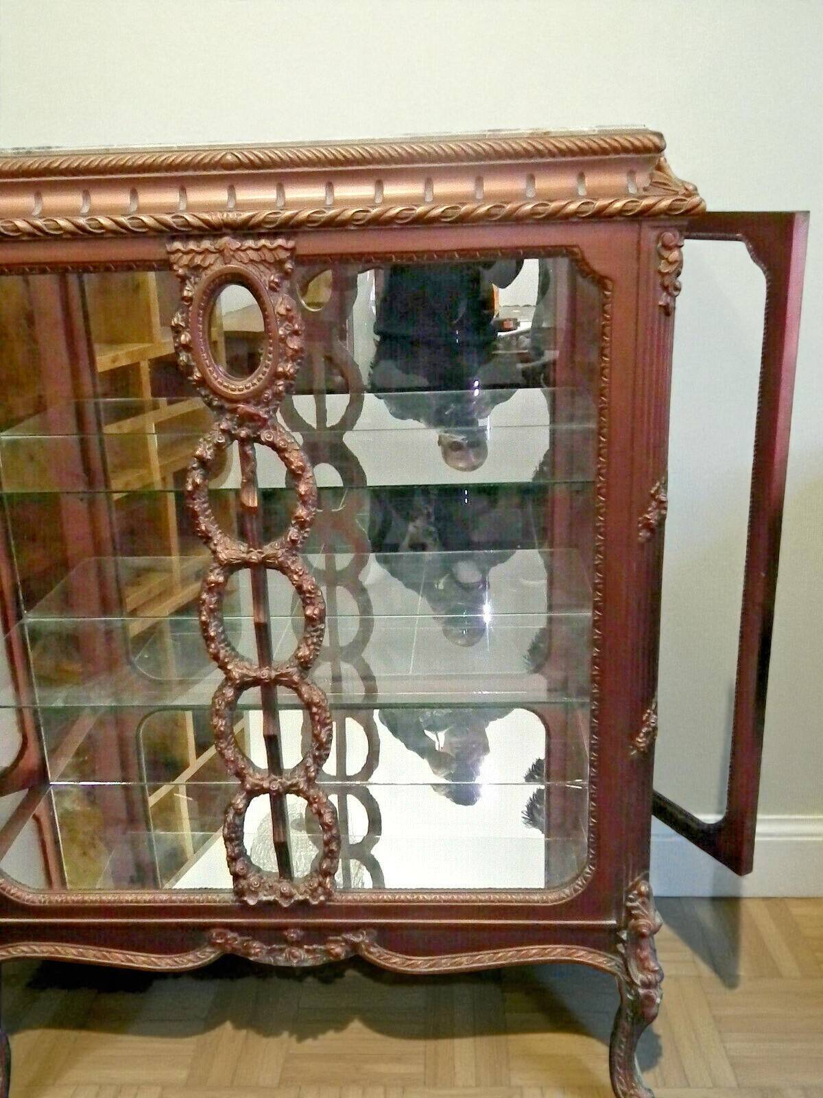 A Louis XV style display cabinet with three beechwood shelves and a white marble top.