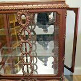 A Louis XV style display cabinet with three beechwood shelves and a white marble top.