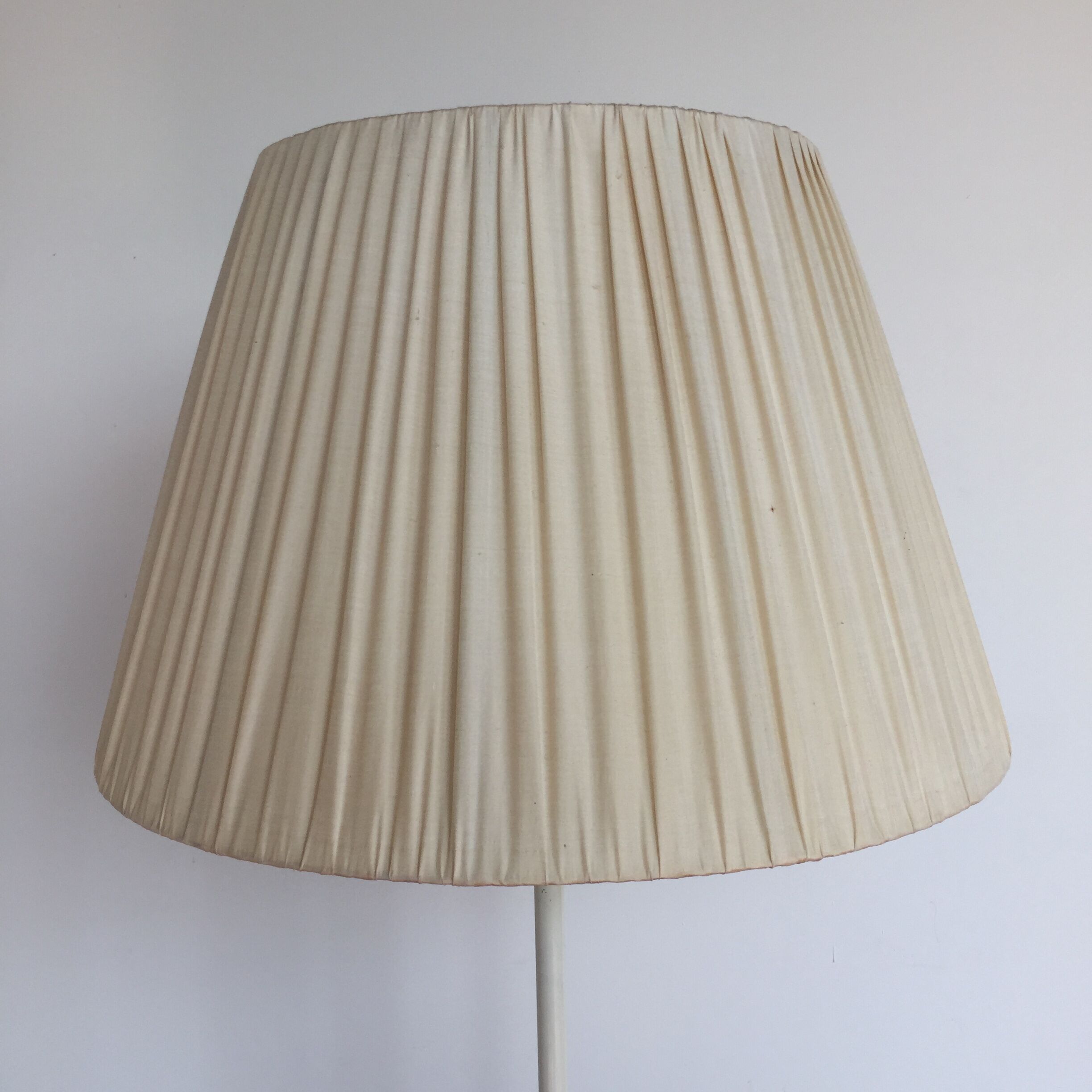Vintage 50-60s Dutch design white floor lamp by H. Fillekes for Artiforte black base