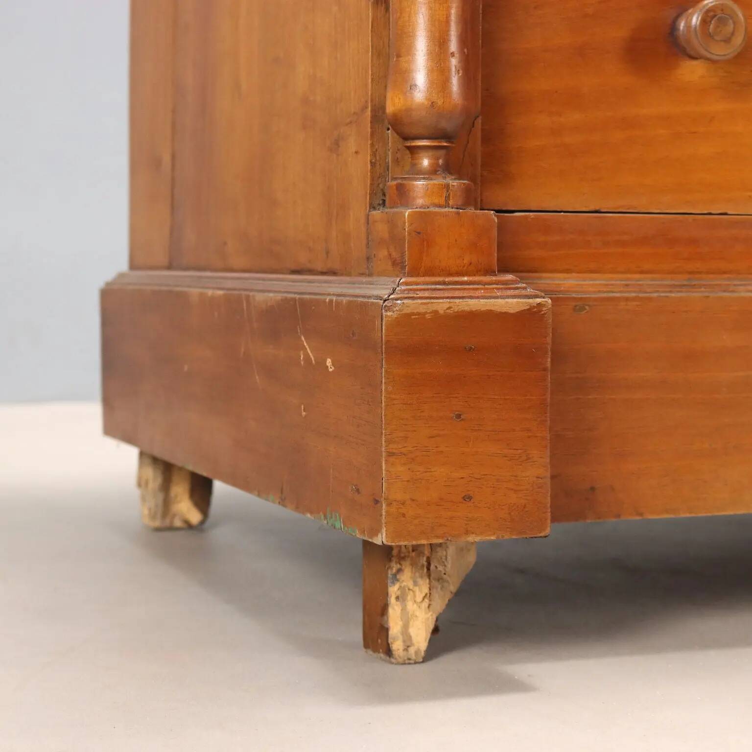 Commode ancienne Umbertino en noyer 5 tiroirs XX Century