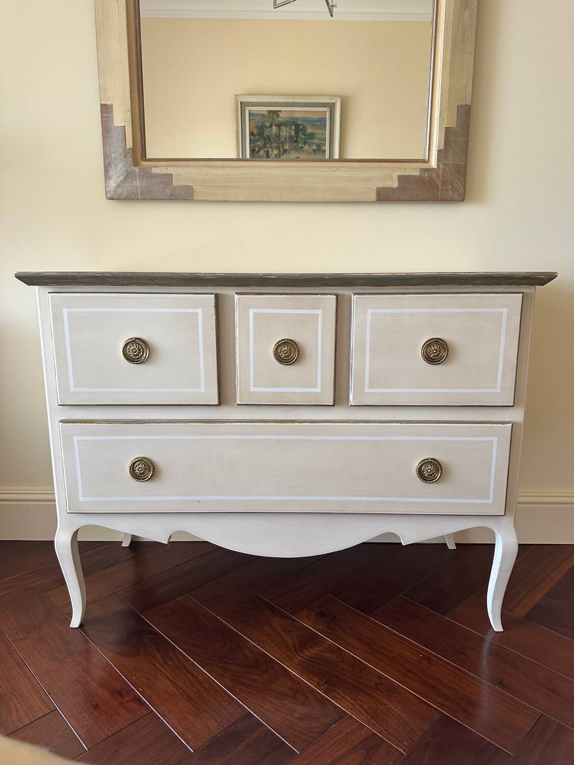 Solid wood chest of drawers with 4 drawers