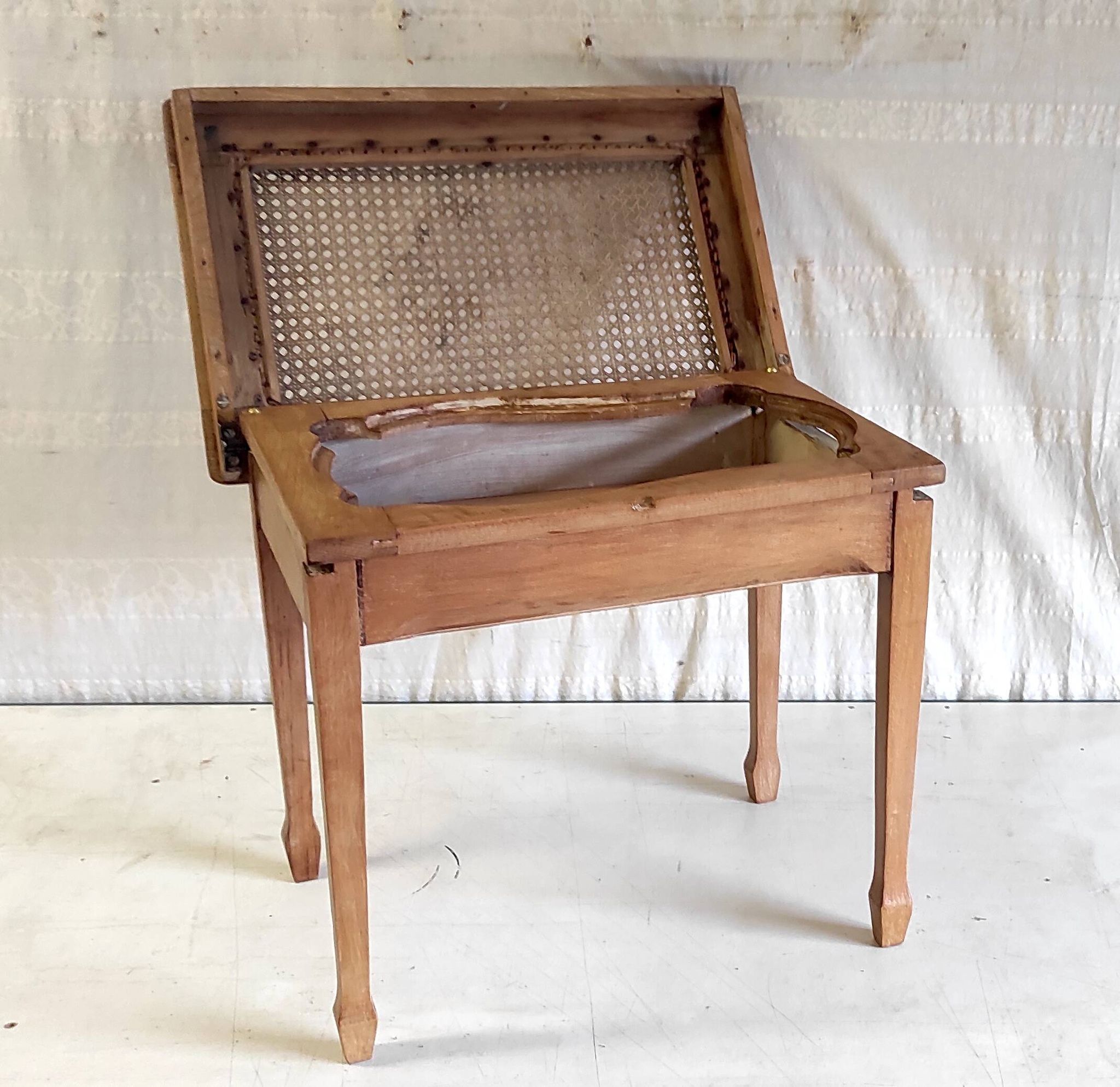 Table d'appoint en bois massif et cannage - mid. XXème