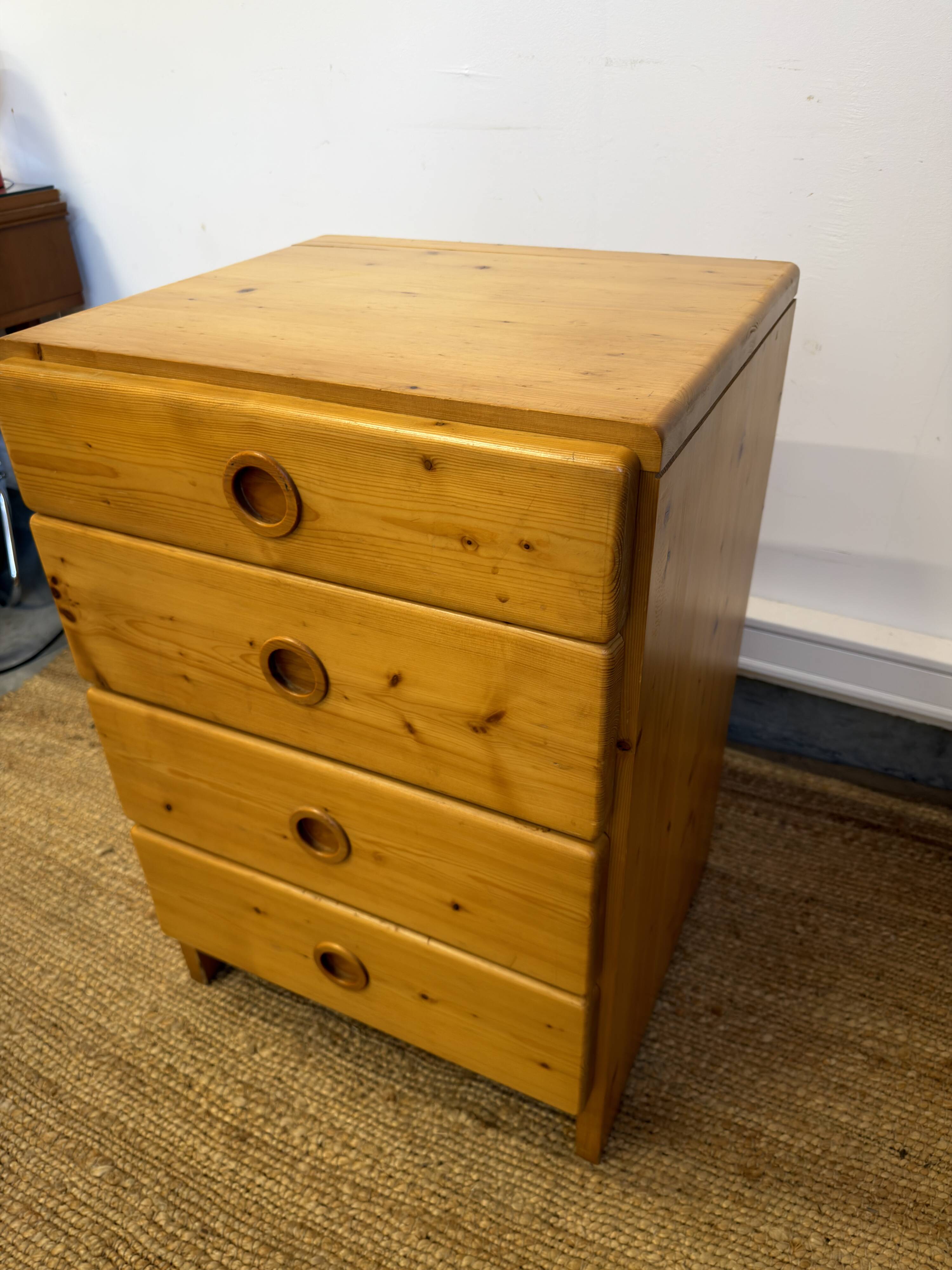 Commode Charlotte Perriand "Les Arcs" en pin massif – 4 tiroirs – Années 19