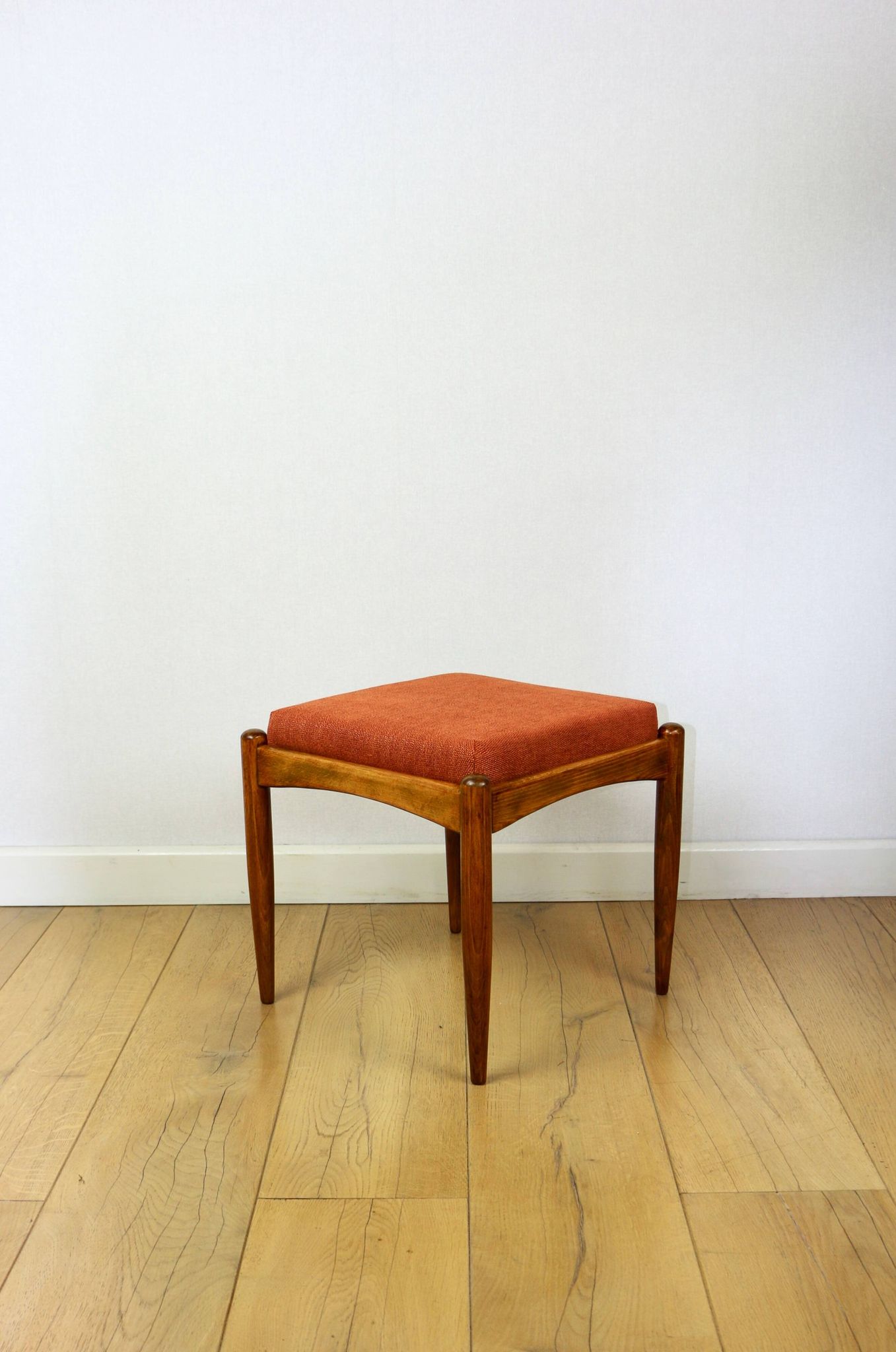 Tabouret Edmund Homa, siège structurel en brique orange.